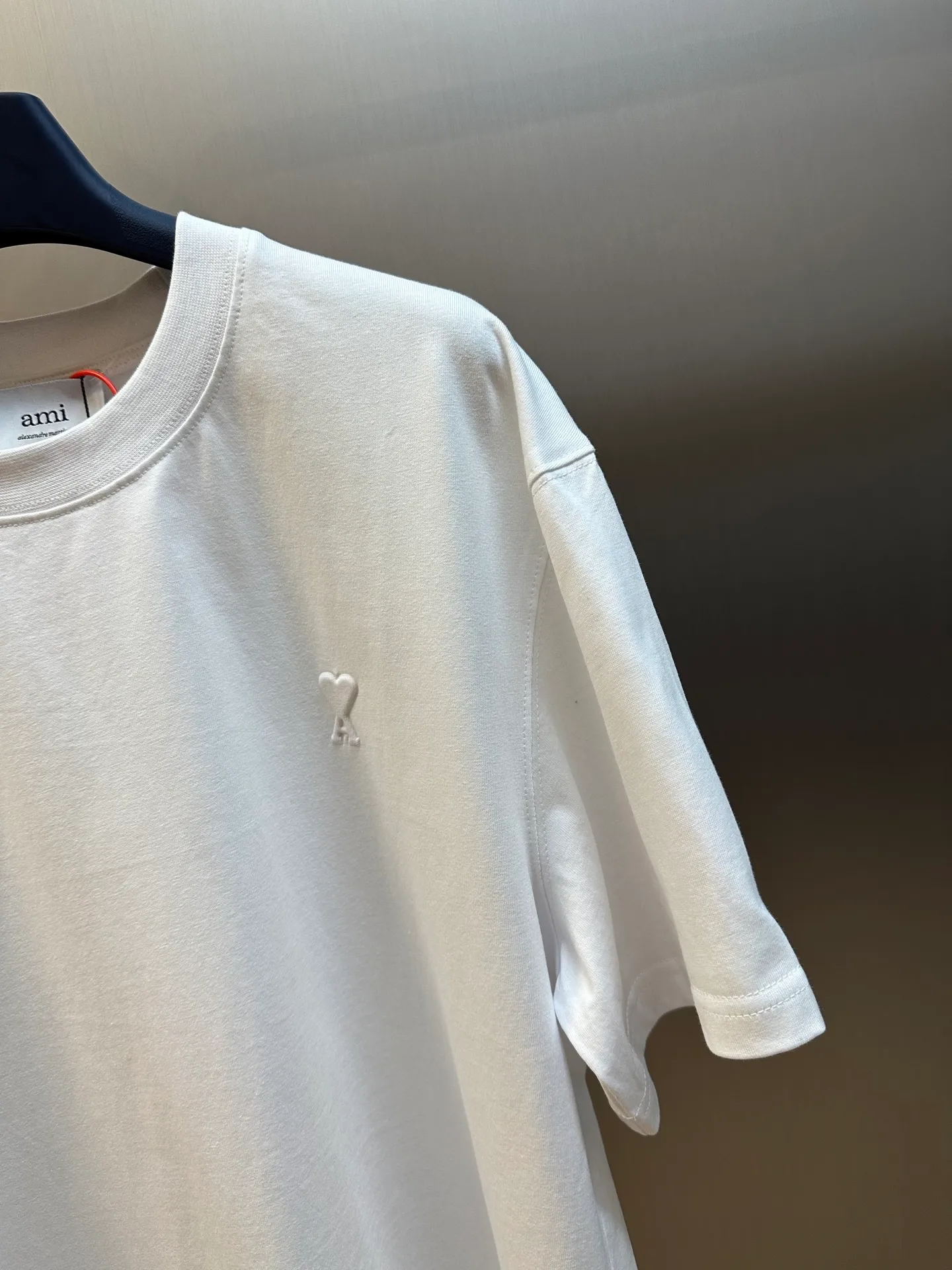 🅿️250 Ami Paris love embossed short-sleeve, custom-made brocade cotton, with a homogeneous three-dimensional love heart on the chest, complementing the AMI embroidery on the back to increase brand recognition. It is the ultimate simplification of color, and it also conveys the love and persistence of life.  High-temperature three-dimensional embossing, through precise control of temperature and pressure, the fiber chains will rearrange to form a three-dimensional concave and convex pattern, showing a unique three-dimensional love effect.  Using imported machine embroidery technology, advanced computer control systems and precision mechanical components are used to realize Ami embroidery operations.  size：s m l xl