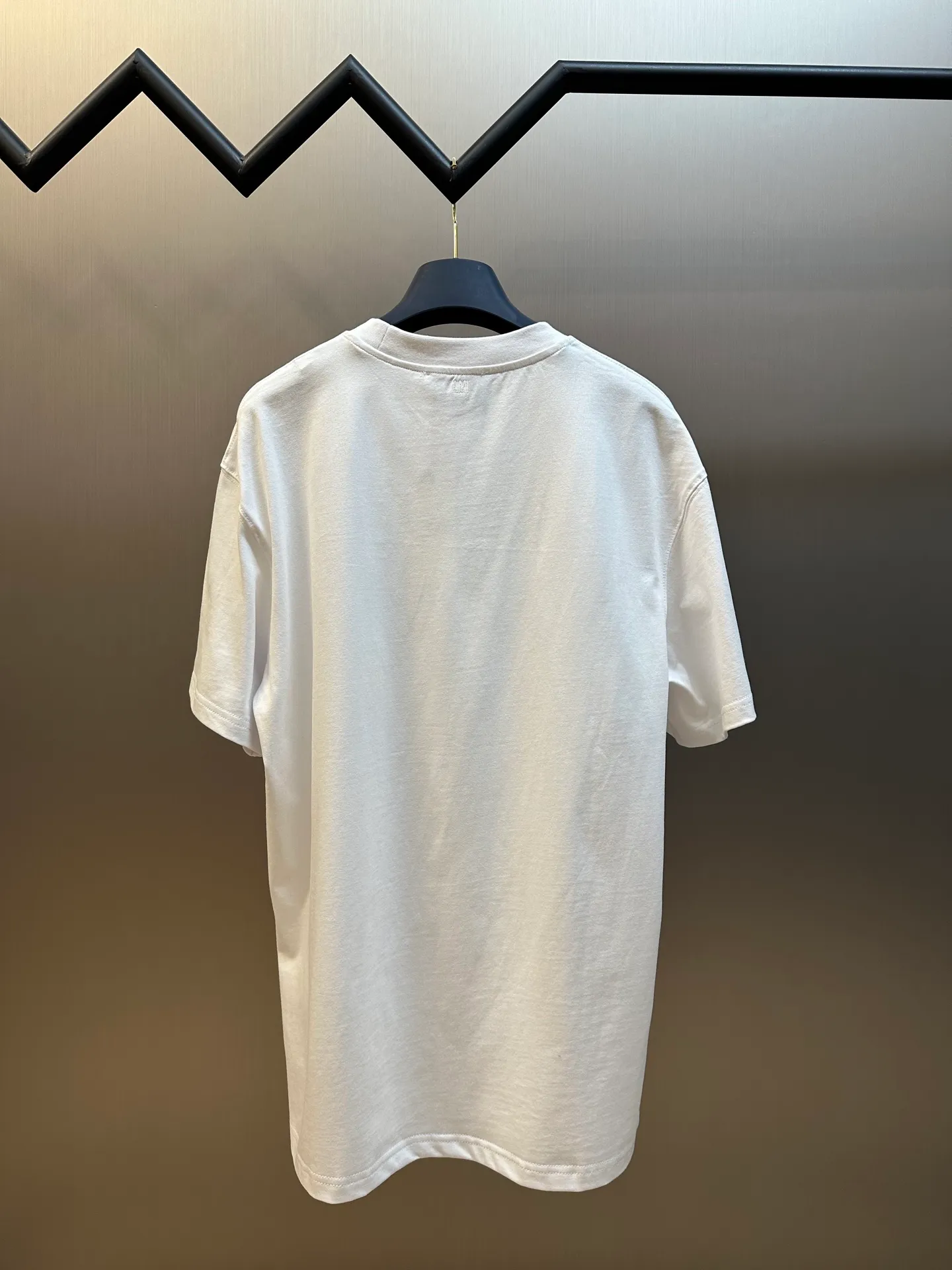 🅿️250 Ami Paris love embossed short-sleeve, custom-made brocade cotton, with a homogeneous three-dimensional love heart on the chest, complementing the AMI embroidery on the back to increase brand recognition. It is the ultimate simplification of color, and it also conveys the love and persistence of life.  High-temperature three-dimensional embossing, through precise control of temperature and pressure, the fiber chains will rearrange to form a three-dimensional concave and convex pattern, showing a unique three-dimensional love effect.  Using imported machine embroidery technology, advanced computer control systems and precision mechanical components are used to realize Ami embroidery operations.  size：s m l xl