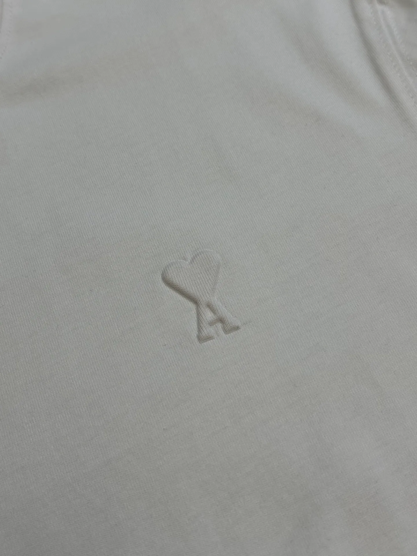 🅿️250 Ami Paris love embossed short-sleeve, custom-made brocade cotton, with a homogeneous three-dimensional love heart on the chest, complementing the AMI embroidery on the back to increase brand recognition. It is the ultimate simplification of color, and it also conveys the love and persistence of life.  High-temperature three-dimensional embossing, through precise control of temperature and pressure, the fiber chains will rearrange to form a three-dimensional concave and convex pattern, showing a unique three-dimensional love effect.  Using imported machine embroidery technology, advanced computer control systems and precision mechanical components are used to realize Ami embroidery operations.  size：s m l xl