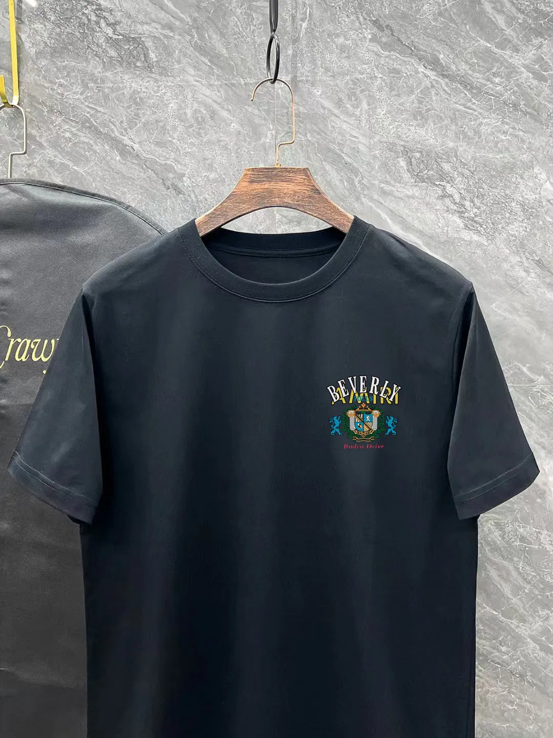P150 AMIRI# 2025 spring and summer new style debut counter, the latest short-sleeved round neck T-shirt, high-end custom design, avant-garde and fashionable! The brand logo is designed with heavy craftsmanship. High-end customized 250g Xinjiang long-staple cotton fabric. Soft to the touch. Comfortable to wear. Exquisite stitching at the counter level. Fine workmanship. The upper body effect is incomparably handsome! A must-have item for a stylish man! Color: black. White! Size: S M L
