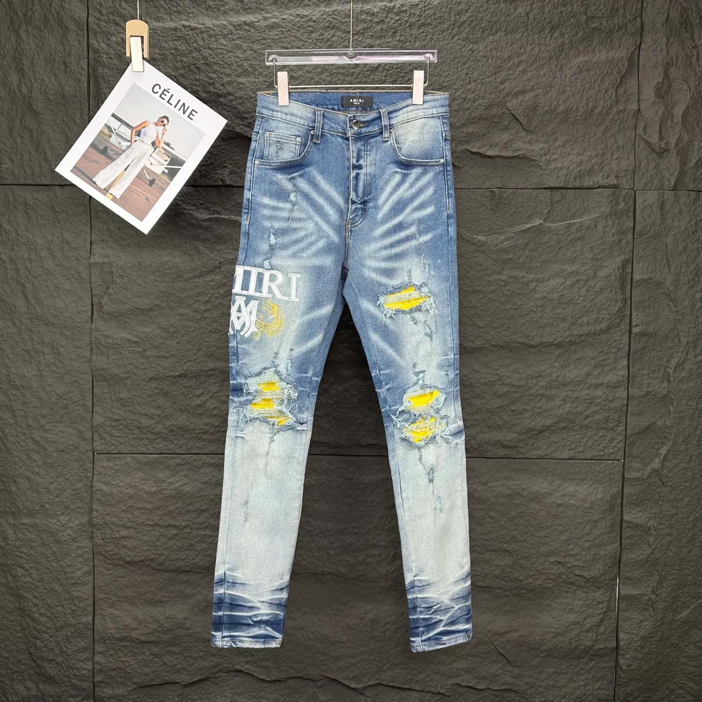 P250 AMIRI 2025 New Heavy Industry Embroidered Letters Yellow Patch Couple Style Washed Stretch Jeans 🔥High Version🔥High Version🔥 Top Ceiling Quality Styles with different washed textures are very friendly to people with thin legs and thick legs. The straight and slim version is very flattering to the leg shape. Moderate length that never goes out of style, easy and casual to match, basic styling for various styles, a must-have in the wardrobe! The fabric is stiff but also makes the upper body soft without losing texture. The washing process is even more perfect. It is a must-have item for everyone! ! ! Washed wheat, hang tag, pants label, complete with three labels Color: light blue Size: 28, 30, 32, 34, 36 (five sizes)