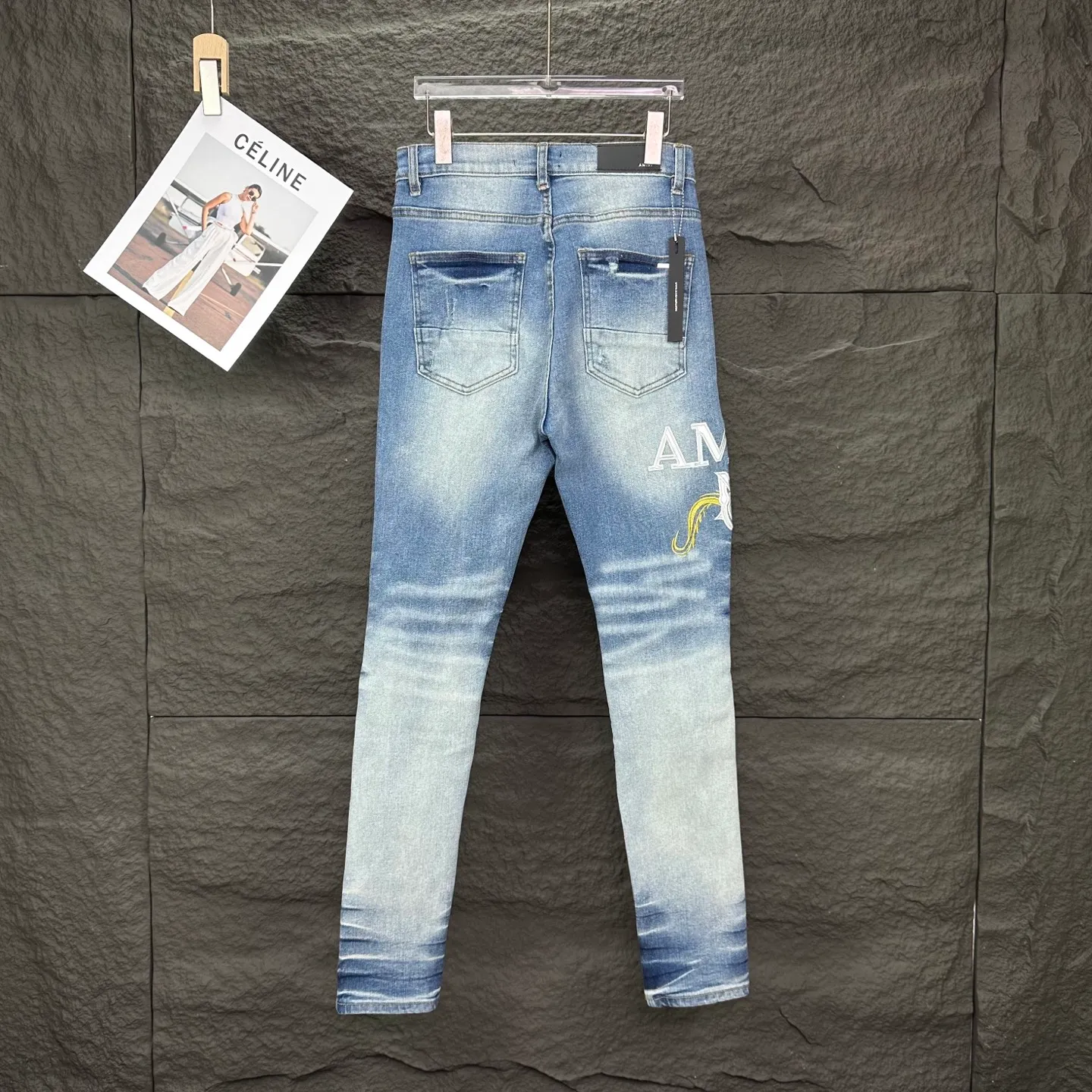 P250 AMIRI 2025 New Heavy Industry Embroidered Letters Yellow Patch Couple Style Washed Stretch Jeans 🔥High Version🔥High Version🔥 Top Ceiling Quality Styles with different washed textures are very friendly to people with thin legs and thick legs. The straight and slim version is very flattering to the leg shape. Moderate length that never goes out of style, easy and casual to match, basic styling for various styles, a must-have in the wardrobe! The fabric is stiff but also makes the upper body soft without losing texture. The washing process is even more perfect. It is a must-have item for everyone! ! ! Washed wheat, hang tag, pants label, complete with three labels Color: light blue Size: 28, 30, 32, 34, 36 (five sizes)