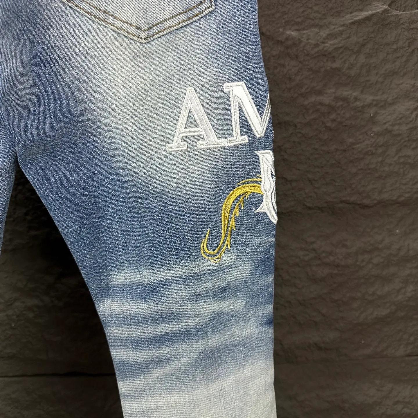P250 AMIRI 2025 New Heavy Industry Embroidered Letters Yellow Patch Couple Style Washed Stretch Jeans 🔥High Version🔥High Version🔥 Top Ceiling Quality Styles with different washed textures are very friendly to people with thin legs and thick legs. The straight and slim version is very flattering to the leg shape. Moderate length that never goes out of style, easy and casual to match, basic styling for various styles, a must-have in the wardrobe! The fabric is stiff but also makes the upper body soft without losing texture. The washing process is even more perfect. It is a must-have item for everyone! ! ! Washed wheat, hang tag, pants label, complete with three labels Color: light blue Size: 28, 30, 32, 34, 36 (five sizes)