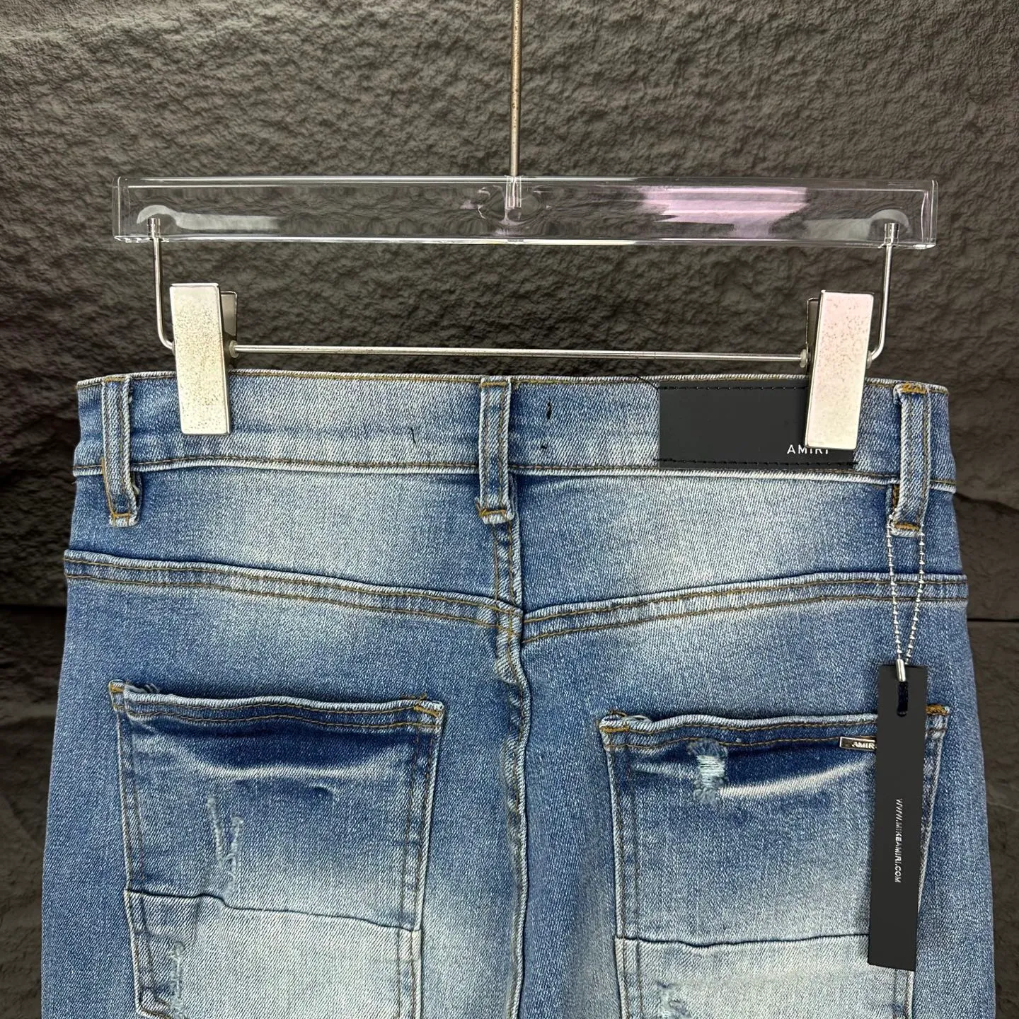 P250 AMIRI 2025 New Heavy Industry Embroidered Letters Yellow Patch Couple Style Washed Stretch Jeans 🔥High Version🔥High Version🔥 Top Ceiling Quality Styles with different washed textures are very friendly to people with thin legs and thick legs. The straight and slim version is very flattering to the leg shape. Moderate length that never goes out of style, easy and casual to match, basic styling for various styles, a must-have in the wardrobe! The fabric is stiff but also makes the upper body soft without losing texture. The washing process is even more perfect. It is a must-have item for everyone! ! ! Washed wheat, hang tag, pants label, complete with three labels Color: light blue Size: 28, 30, 32, 34, 36 (five sizes)