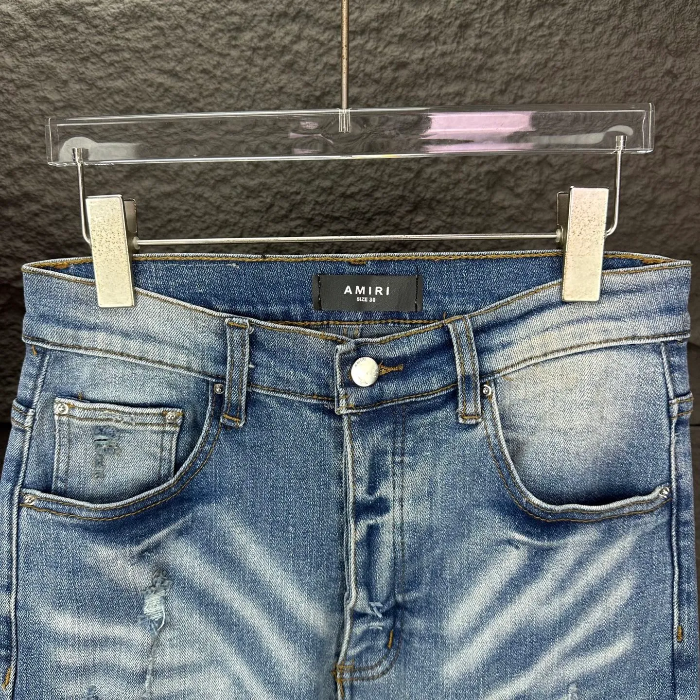 P250 AMIRI 2025 New Heavy Industry Embroidered Letters Yellow Patch Couple Style Washed Stretch Jeans 🔥High Version🔥High Version🔥 Top Ceiling Quality Styles with different washed textures are very friendly to people with thin legs and thick legs. The straight and slim version is very flattering to the leg shape. Moderate length that never goes out of style, easy and casual to match, basic styling for various styles, a must-have in the wardrobe! The fabric is stiff but also makes the upper body soft without losing texture. The washing process is even more perfect. It is a must-have item for everyone! ! ! Washed wheat, hang tag, pants label, complete with three labels Color: light blue Size: 28, 30, 32, 34, 36 (five sizes)
