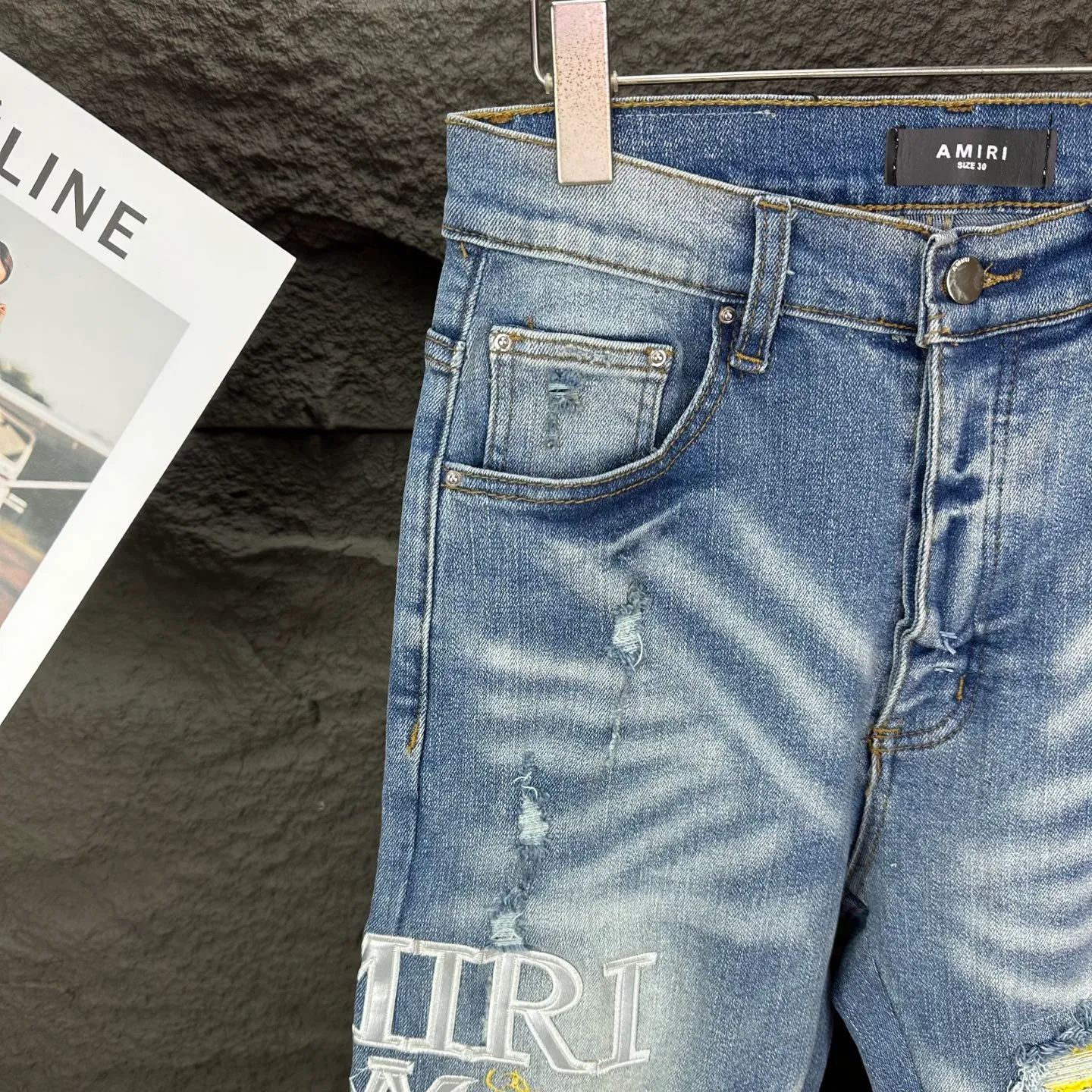 P250 AMIRI 2025 New Heavy Industry Embroidered Letters Yellow Patch Couple Style Washed Stretch Jeans 🔥High Version🔥High Version🔥 Top Ceiling Quality Styles with different washed textures are very friendly to people with thin legs and thick legs. The straight and slim version is very flattering to the leg shape. Moderate length that never goes out of style, easy and casual to match, basic styling for various styles, a must-have in the wardrobe! The fabric is stiff but also makes the upper body soft without losing texture. The washing process is even more perfect. It is a must-have item for everyone! ! ! Washed wheat, hang tag, pants label, complete with three labels Color: light blue Size: 28, 30, 32, 34, 36 (five sizes)