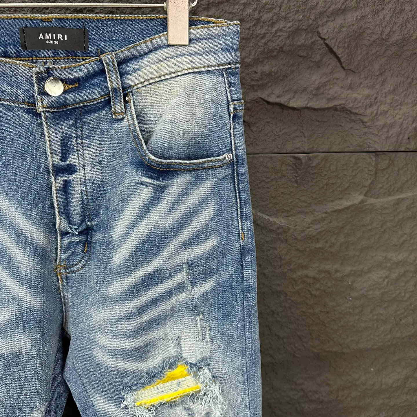 P250 AMIRI 2025 New Heavy Industry Embroidered Letters Yellow Patch Couple Style Washed Stretch Jeans 🔥High Version🔥High Version🔥 Top Ceiling Quality Styles with different washed textures are very friendly to people with thin legs and thick legs. The straight and slim version is very flattering to the leg shape. Moderate length that never goes out of style, easy and casual to match, basic styling for various styles, a must-have in the wardrobe! The fabric is stiff but also makes the upper body soft without losing texture. The washing process is even more perfect. It is a must-have item for everyone! ! ! Washed wheat, hang tag, pants label, complete with three labels Color: light blue Size: 28, 30, 32, 34, 36 (five sizes)