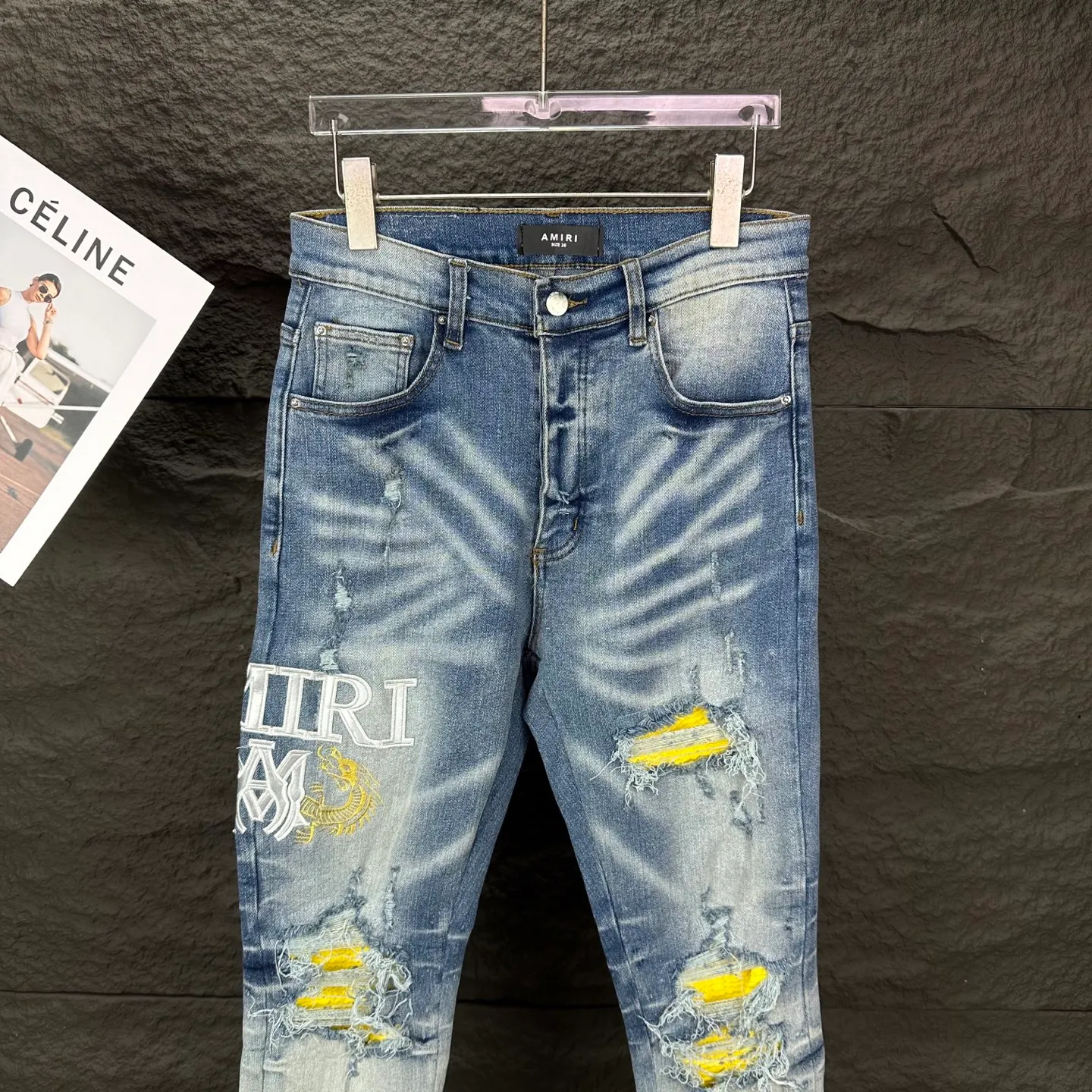 P250 AMIRI 2025 New Heavy Industry Embroidered Letters Yellow Patch Couple Style Washed Stretch Jeans 🔥High Version🔥High Version🔥 Top Ceiling Quality Styles with different washed textures are very friendly to people with thin legs and thick legs. The straight and slim version is very flattering to the leg shape. Moderate length that never goes out of style, easy and casual to match, basic styling for various styles, a must-have in the wardrobe! The fabric is stiff but also makes the upper body soft without losing texture. The washing process is even more perfect. It is a must-have item for everyone! ! ! Washed wheat, hang tag, pants label, complete with three labels Color: light blue Size: 28, 30, 32, 34, 36 (five sizes)