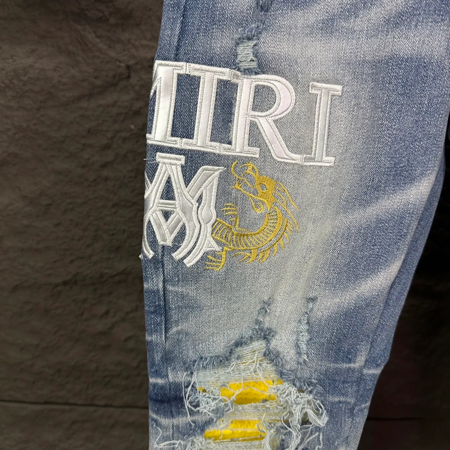 P250 AMIRI 2025 New Heavy Industry Embroidered Letters Yellow Patch Couple Style Washed Stretch Jeans 🔥High Version🔥High Version🔥 Top Ceiling Quality Styles with different washed textures are very friendly to people with thin legs and thick legs. The straight and slim version is very flattering to the leg shape. Moderate length that never goes out of style, easy and casual to match, basic styling for various styles, a must-have in the wardrobe! The fabric is stiff but also makes the upper body soft without losing texture. The washing process is even more perfect. It is a must-have item for everyone! ! ! Washed wheat, hang tag, pants label, complete with three labels Color: light blue Size: 28, 30, 32, 34, 36 (five sizes)