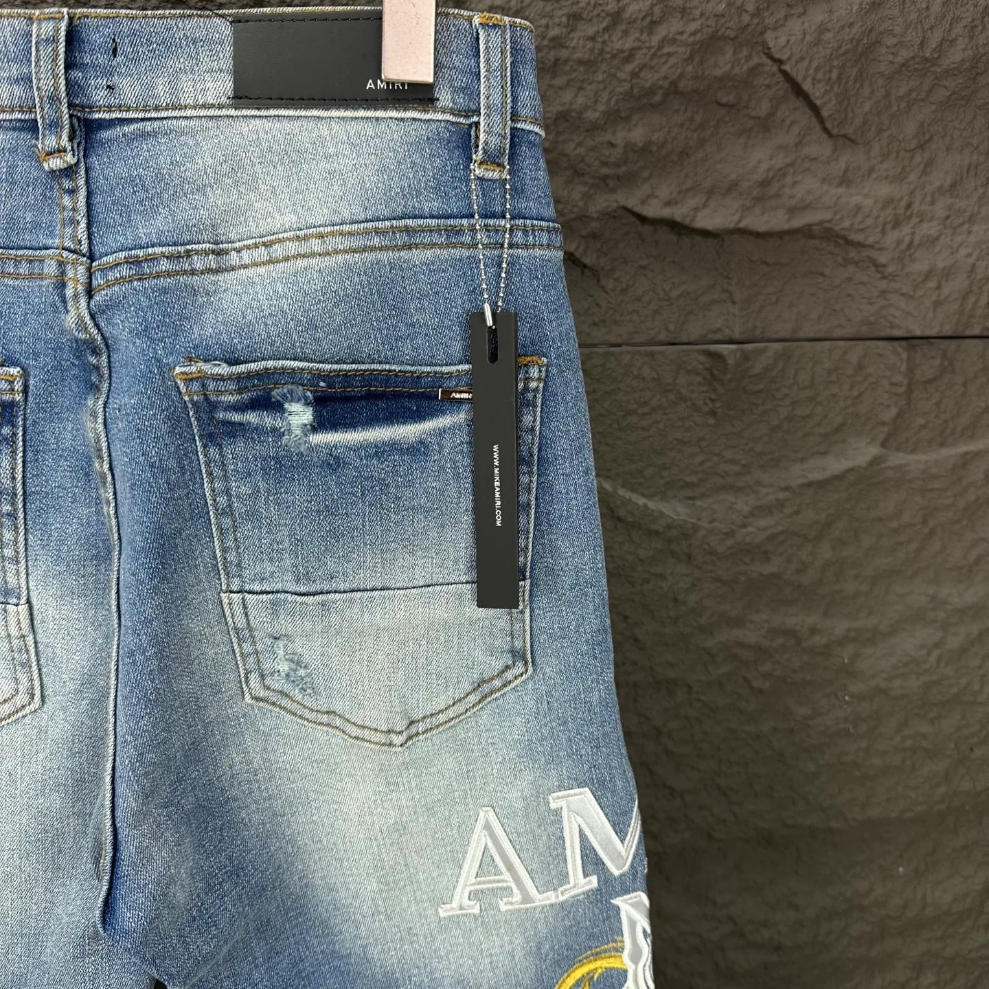 P250 AMIRI 2025 New Heavy Industry Embroidered Letters Yellow Patch Couple Style Washed Stretch Jeans 🔥High Version🔥High Version🔥 Top Ceiling Quality Styles with different washed textures are very friendly to people with thin legs and thick legs. The straight and slim version is very flattering to the leg shape. Moderate length that never goes out of style, easy and casual to match, basic styling for various styles, a must-have in the wardrobe! The fabric is stiff but also makes the upper body soft without losing texture. The washing process is even more perfect. It is a must-have item for everyone! ! ! Washed wheat, hang tag, pants label, complete with three labels Color: light blue Size: 28, 30, 32, 34, 36 (five sizes)