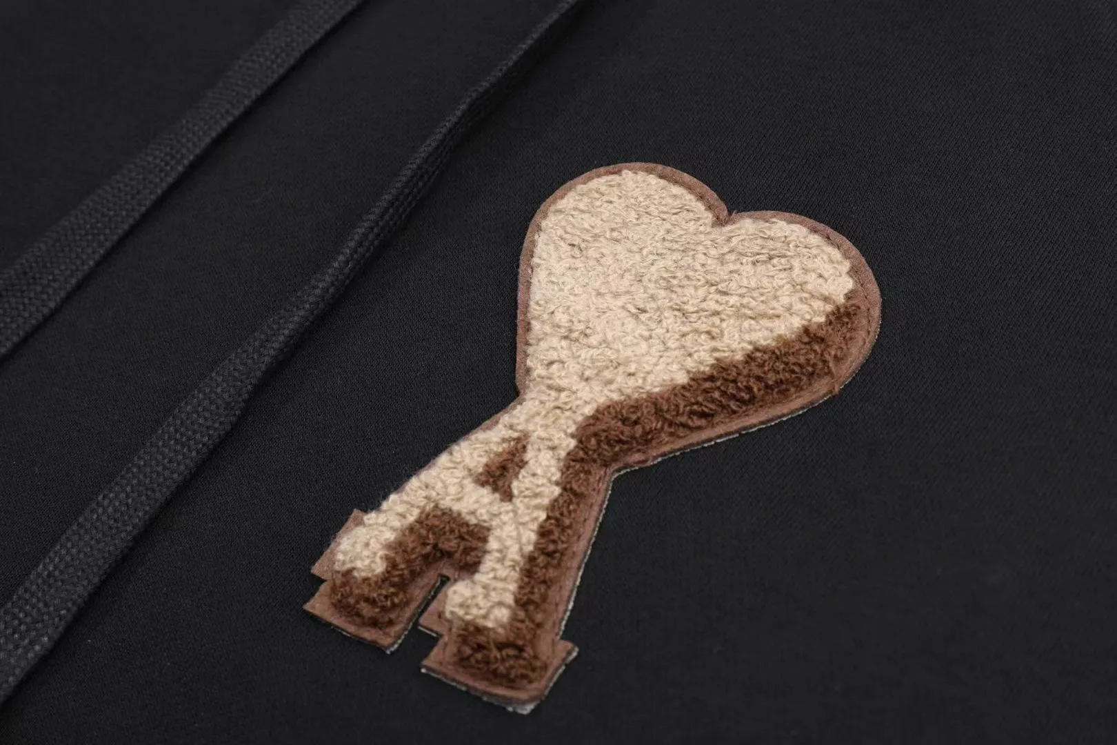 680# AMI PARIS 2025 [New products for autumn and winter] Towel embroidered with big love heart Towel embroidered raglan Hooded pullover sweatshirt Customized 360g pure cotton fabric YP replica New main wheat Washable wheat QR code can be scanned Same style for men and women Color: black Size: S-XL