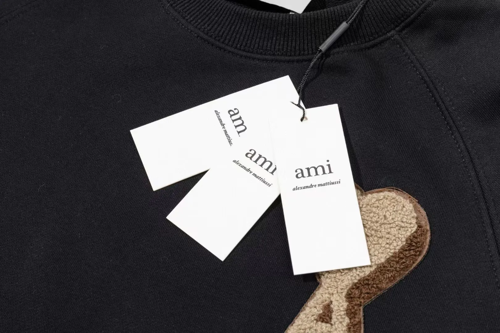 680# AMI PARIS 2025 [New products for autumn and winter] Towel embroidered with big love heart Towel embroidered raglan Hooded pullover sweatshirt Customized 360g pure cotton fabric YP replica New main wheat Washable wheat QR code can be scanned Same style for men and women Color: black Size: S-XL