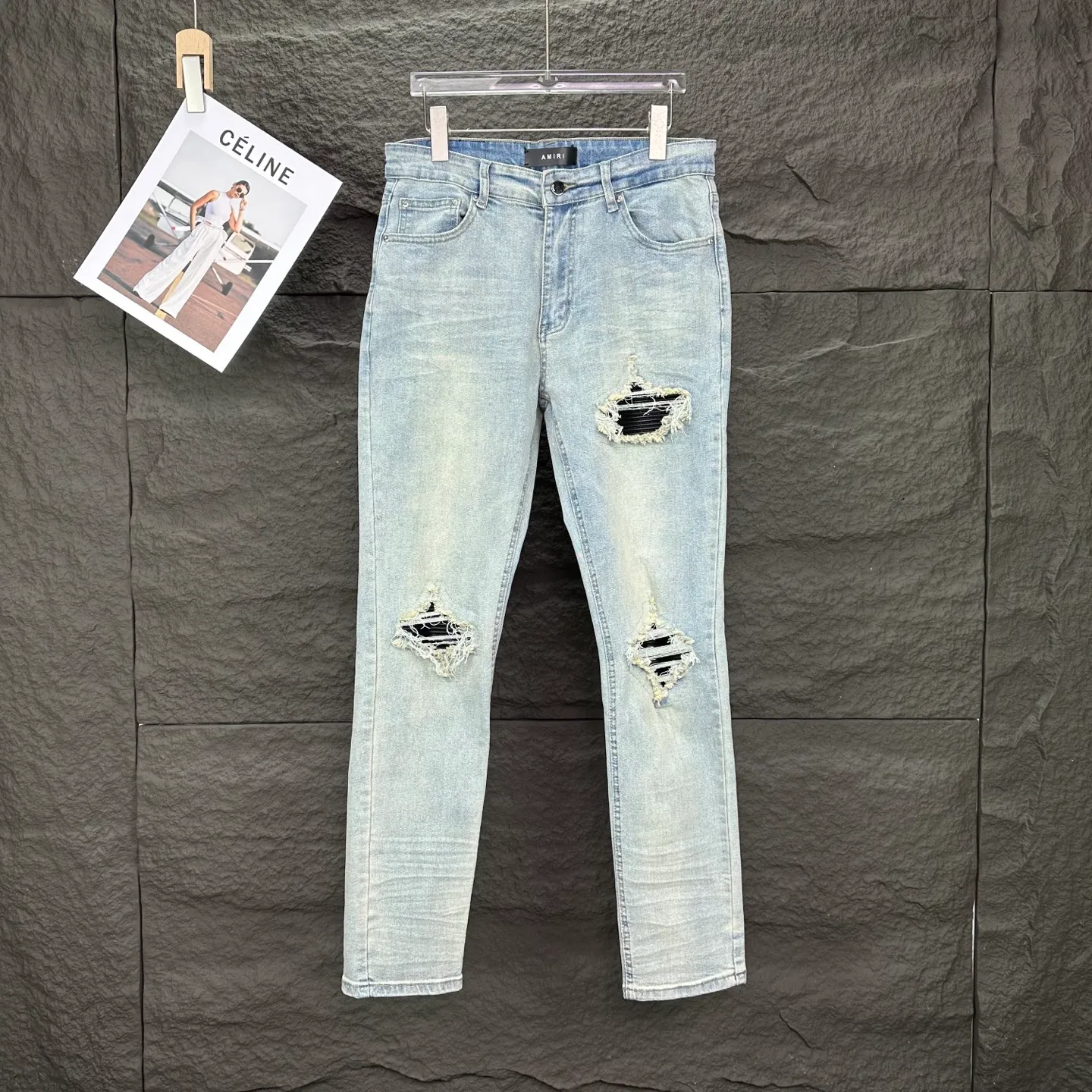 P220 Amiri 2025 new ripped black leather patch couples style washed stretch jeans 🔥High version🔥High version🔥Top ceiling quality Styles with different washed textures are very friendly to people with thin legs and thick legs. The straight version is very flattering to the leg shape. Moderate length that never goes out of style, easy to match with casually, basic styling for various styles, a must-have in the wardrobe! The fabric is stiff but also makes the upper body soft without losing texture. The washing process is even more perfect. It is a must-have item for everyone! ! ! Washed wheat, hang tag, pants label, three complete labels Color: light blue Size: 28, 30, 32, 34 (four sizes)