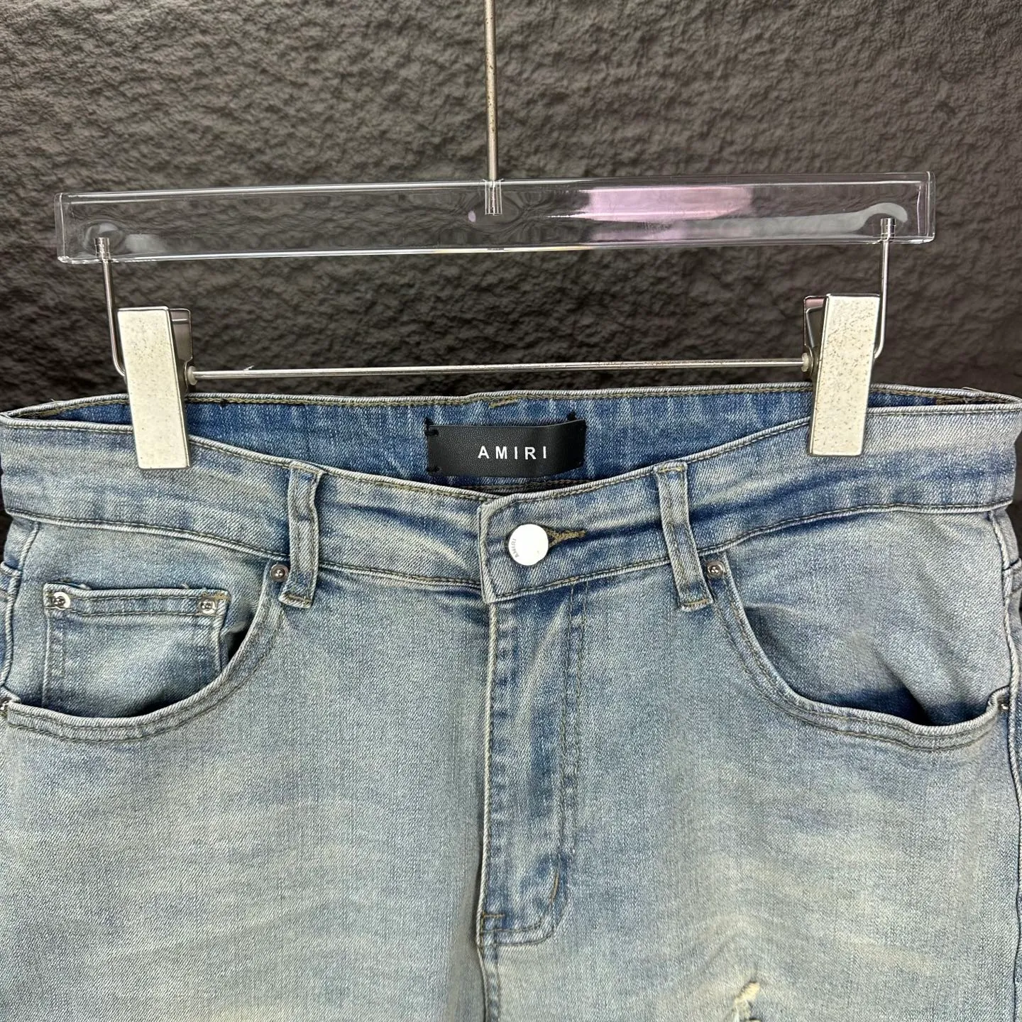 P220 Amiri 2025 new ripped black leather patch couples style washed stretch jeans 🔥High version🔥High version🔥Top ceiling quality Styles with different washed textures are very friendly to people with thin legs and thick legs. The straight version is very flattering to the leg shape. Moderate length that never goes out of style, easy to match with casually, basic styling for various styles, a must-have in the wardrobe! The fabric is stiff but also makes the upper body soft without losing texture. The washing process is even more perfect. It is a must-have item for everyone! ! ! Washed wheat, hang tag, pants label, three complete labels Color: light blue Size: 28, 30, 32, 34 (four sizes)