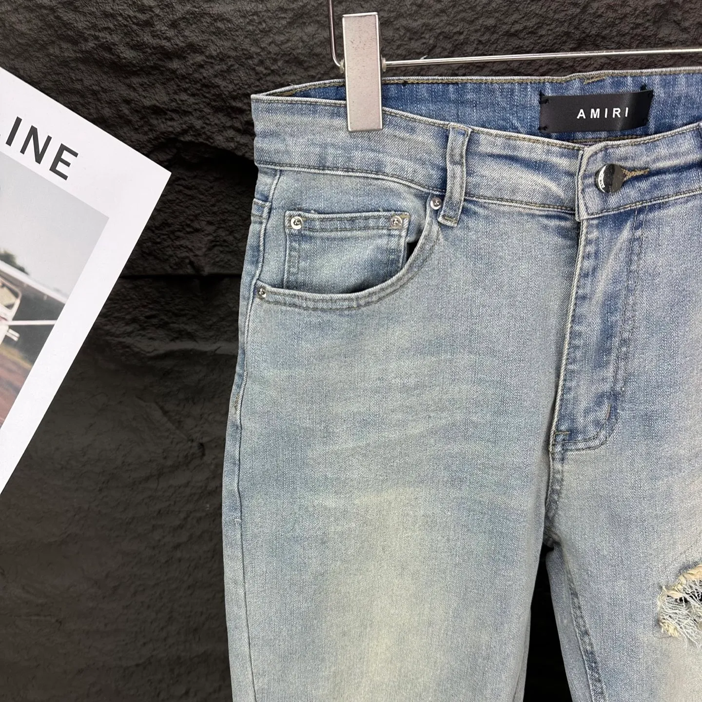 P220 Amiri 2025 new ripped black leather patch couples style washed stretch jeans 🔥High version🔥High version🔥Top ceiling quality Styles with different washed textures are very friendly to people with thin legs and thick legs. The straight version is very flattering to the leg shape. Moderate length that never goes out of style, easy to match with casually, basic styling for various styles, a must-have in the wardrobe! The fabric is stiff but also makes the upper body soft without losing texture. The washing process is even more perfect. It is a must-have item for everyone! ! ! Washed wheat, hang tag, pants label, three complete labels Color: light blue Size: 28, 30, 32, 34 (four sizes)