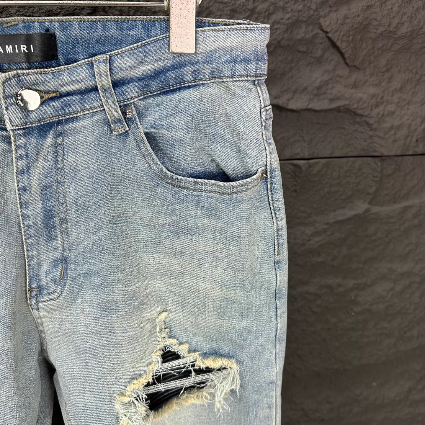 P220 Amiri 2025 new ripped black leather patch couples style washed stretch jeans 🔥High version🔥High version🔥Top ceiling quality Styles with different washed textures are very friendly to people with thin legs and thick legs. The straight version is very flattering to the leg shape. Moderate length that never goes out of style, easy to match with casually, basic styling for various styles, a must-have in the wardrobe! The fabric is stiff but also makes the upper body soft without losing texture. The washing process is even more perfect. It is a must-have item for everyone! ! ! Washed wheat, hang tag, pants label, three complete labels Color: light blue Size: 28, 30, 32, 34 (four sizes)