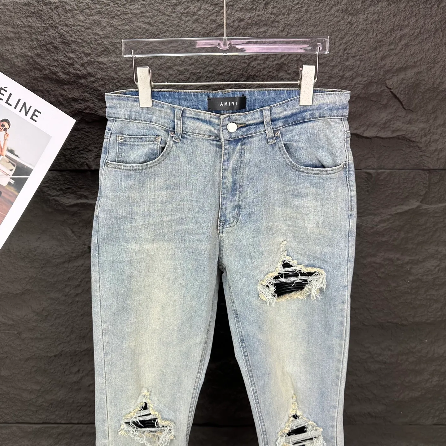 P220 Amiri 2025 new ripped black leather patch couples style washed stretch jeans 🔥High version🔥High version🔥Top ceiling quality Styles with different washed textures are very friendly to people with thin legs and thick legs. The straight version is very flattering to the leg shape. Moderate length that never goes out of style, easy to match with casually, basic styling for various styles, a must-have in the wardrobe! The fabric is stiff but also makes the upper body soft without losing texture. The washing process is even more perfect. It is a must-have item for everyone! ! ! Washed wheat, hang tag, pants label, three complete labels Color: light blue Size: 28, 30, 32, 34 (four sizes)