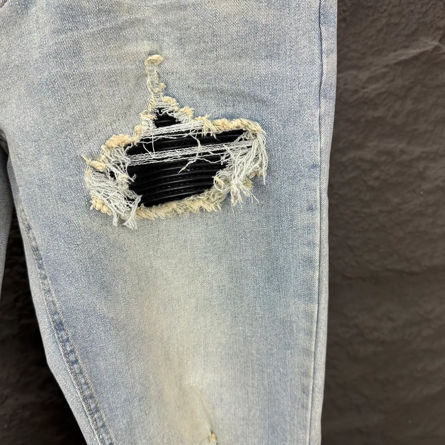 P220 Amiri 2025 new ripped black leather patch couples style washed stretch jeans 🔥High version🔥High version🔥Top ceiling quality Styles with different washed textures are very friendly to people with thin legs and thick legs. The straight version is very flattering to the leg shape. Moderate length that never goes out of style, easy to match with casually, basic styling for various styles, a must-have in the wardrobe! The fabric is stiff but also makes the upper body soft without losing texture. The washing process is even more perfect. It is a must-have item for everyone! ! ! Washed wheat, hang tag, pants label, three complete labels Color: light blue Size: 28, 30, 32, 34 (four sizes)