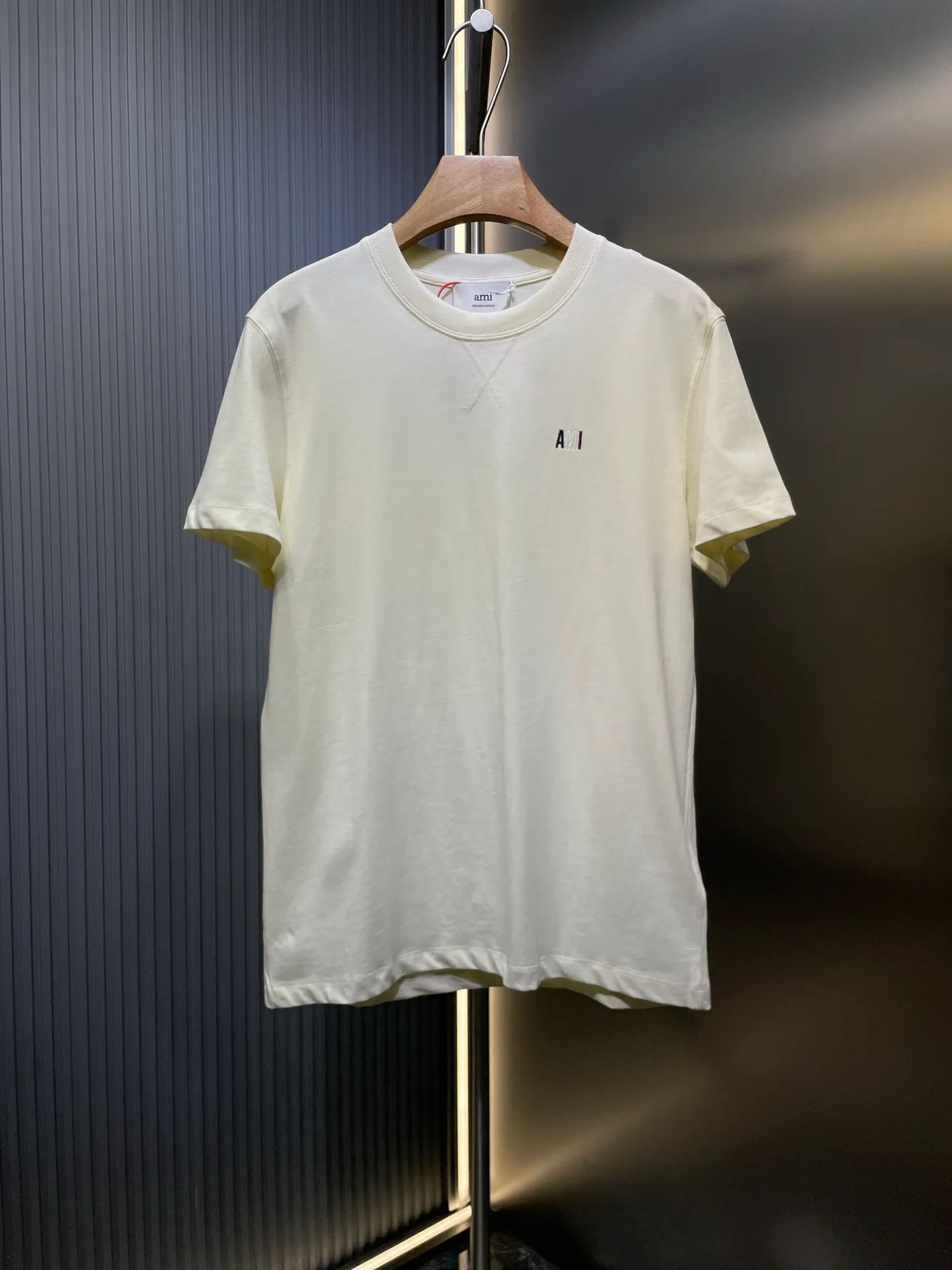 🅿️260 Ami Paris🌟【Top original order】Capsule embroidered short sleeves. Customized luxury high-precision cotton essence. Soft and delicate, comfortable and close to the skin. Indulge in the depth of black. Blue, white and red AMI capsule embroidery on the chest. The collision of blue, white and red colors is like a smart artistic symbol. It complements the rear ❤️A to add brand recognition. It uses a minimalist shape to contain the soul of fashion. Process 1: Adopt imported machine embroidery process, use advanced computer control system and precision mechanical components to realize Ami capsule three-color embroidery and ❤️A embroidery operations with high precision and smooth and delicate lines. Process 2: The fabrics are washed and have a better hand feel. Not easy to deform, not easy to shrink, not easy to fade, and maintain long-term beauty. Accessories: Customized 1:1 Ami trademark. Version: Loose version. Size: S M L XL