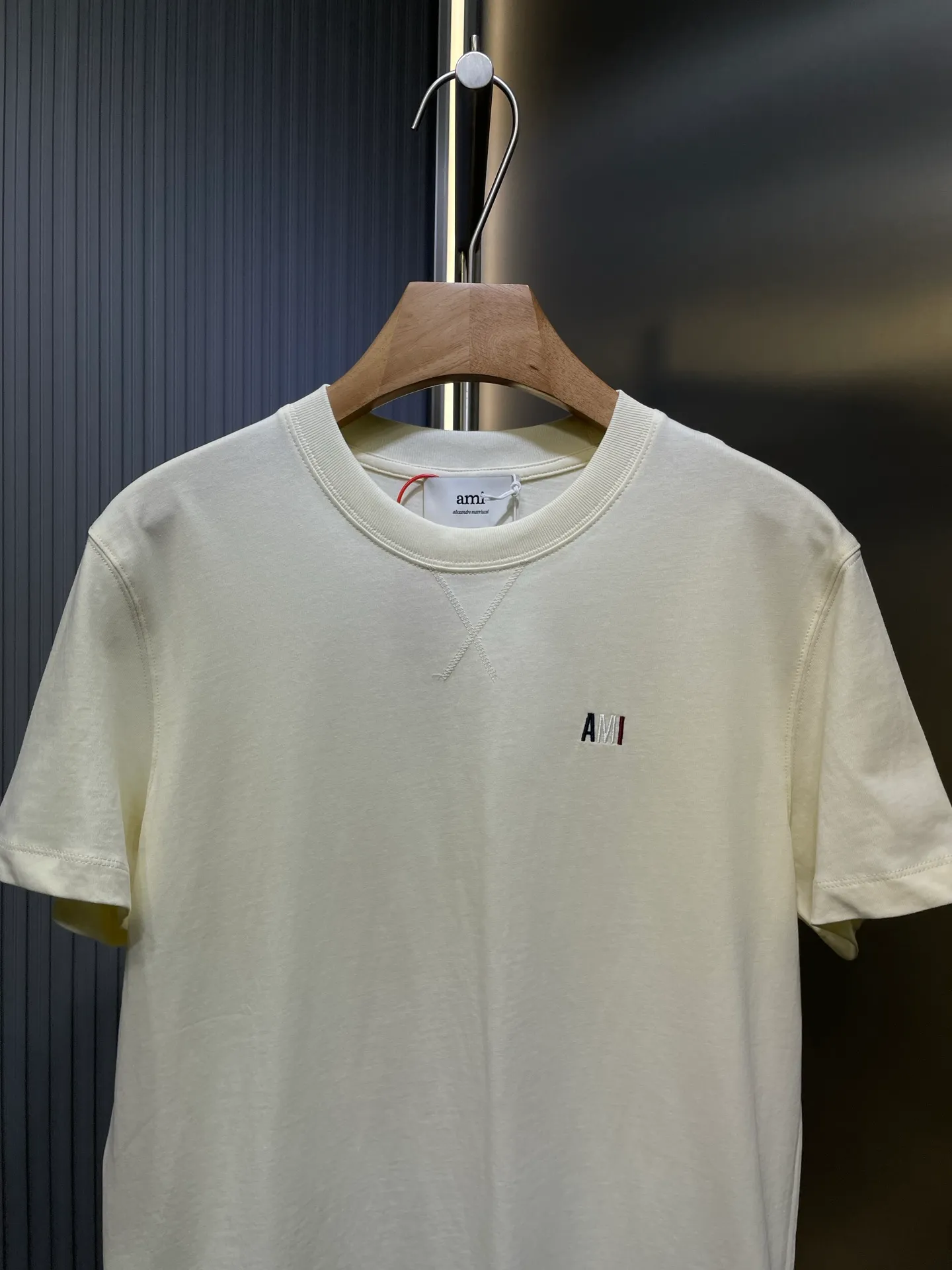 🅿️260 Ami Paris🌟【Top original order】Capsule embroidered short sleeves. Customized luxury high-precision cotton essence. Soft and delicate, comfortable and close to the skin. Indulge in the depth of black. Blue, white and red AMI capsule embroidery on the chest. The collision of blue, white and red colors is like a smart artistic symbol. It complements the rear ❤️A to add brand recognition. It uses a minimalist shape to contain the soul of fashion. Process 1: Adopt imported machine embroidery process, use advanced computer control system and precision mechanical components to realize Ami capsule three-color embroidery and ❤️A embroidery operations with high precision and smooth and delicate lines. Process 2: The fabrics are washed and have a better hand feel. Not easy to deform, not easy to shrink, not easy to fade, and maintain long-term beauty. Accessories: Customized 1:1 Ami trademark. Version: Loose version. Size: S M L XL