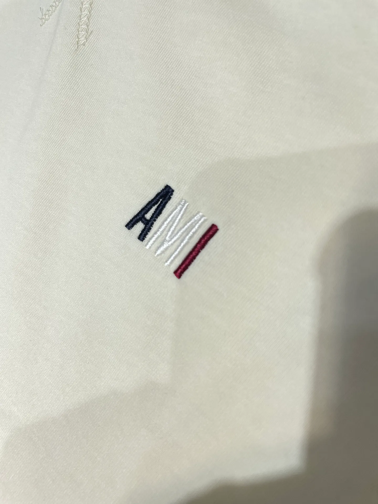 🅿️260 Ami Paris🌟【Top original order】Capsule embroidered short sleeves. Customized luxury high-precision cotton essence. Soft and delicate, comfortable and close to the skin. Indulge in the depth of black. Blue, white and red AMI capsule embroidery on the chest. The collision of blue, white and red colors is like a smart artistic symbol. It complements the rear ❤️A to add brand recognition. It uses a minimalist shape to contain the soul of fashion. Process 1: Adopt imported machine embroidery process, use advanced computer control system and precision mechanical components to realize Ami capsule three-color embroidery and ❤️A embroidery operations with high precision and smooth and delicate lines. Process 2: The fabrics are washed and have a better hand feel. Not easy to deform, not easy to shrink, not easy to fade, and maintain long-term beauty. Accessories: Customized 1:1 Ami trademark. Version: Loose version. Size: S M L XL