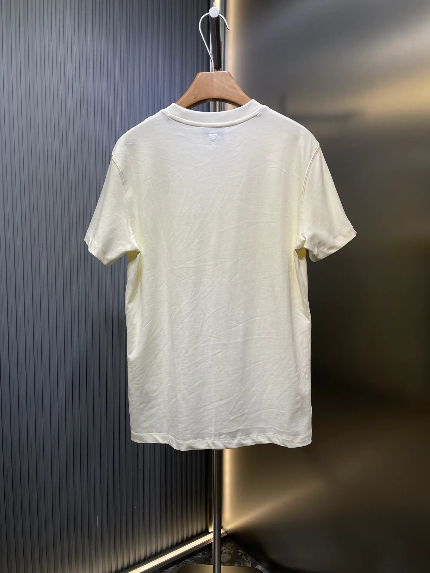 🅿️260 Ami Paris🌟【Top original order】Capsule embroidered short sleeves. Customized luxury high-precision cotton essence. Soft and delicate, comfortable and close to the skin. Indulge in the depth of black. Blue, white and red AMI capsule embroidery on the chest. The collision of blue, white and red colors is like a smart artistic symbol. It complements the rear ❤️A to add brand recognition. It uses a minimalist shape to contain the soul of fashion. Process 1: Adopt imported machine embroidery process, use advanced computer control system and precision mechanical components to realize Ami capsule three-color embroidery and ❤️A embroidery operations with high precision and smooth and delicate lines. Process 2: The fabrics are washed and have a better hand feel. Not easy to deform, not easy to shrink, not easy to fade, and maintain long-term beauty. Accessories: Customized 1:1 Ami trademark. Version: Loose version. Size: S M L XL