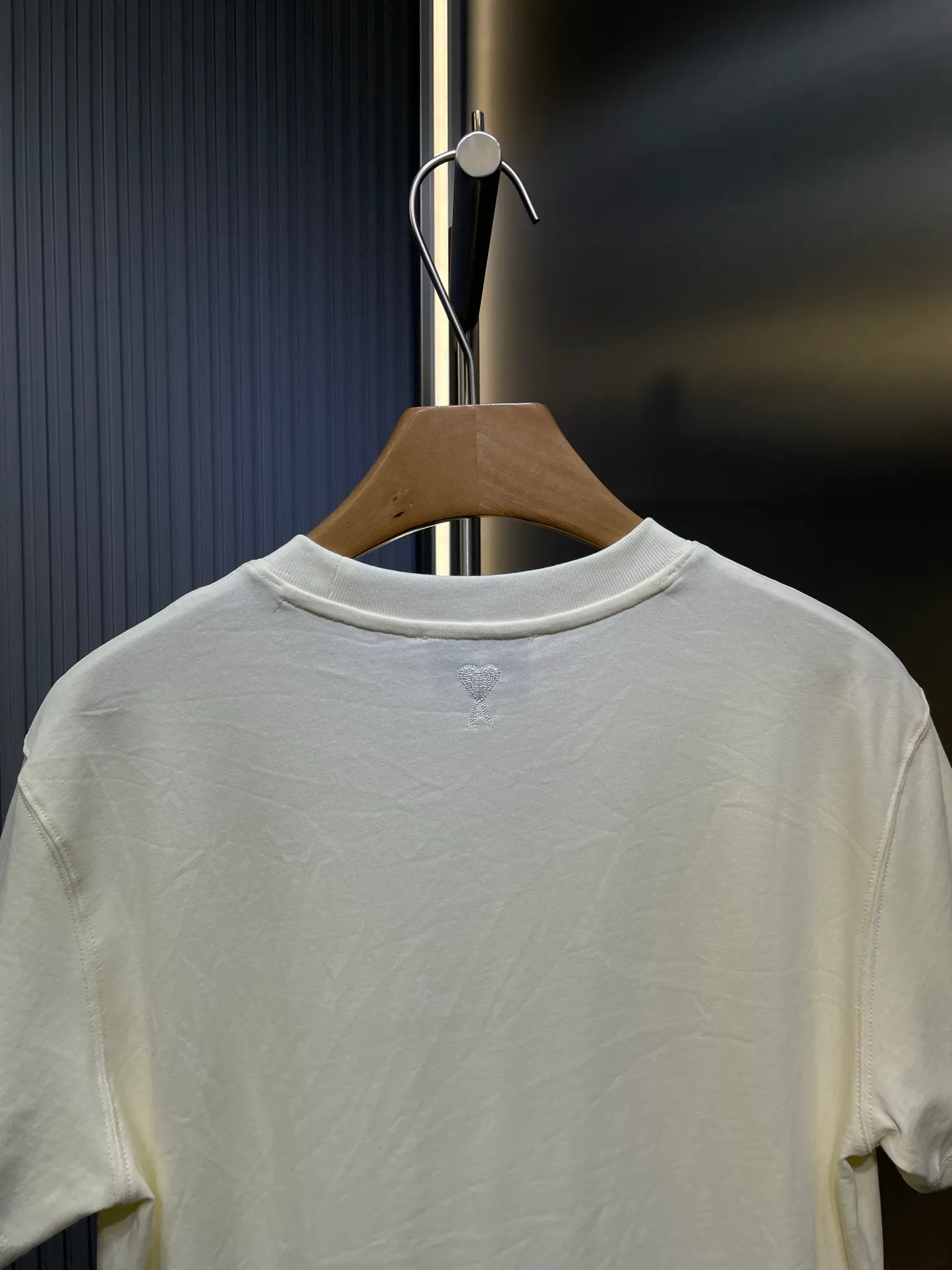 🅿️260 Ami Paris🌟【Top original order】Capsule embroidered short sleeves. Customized luxury high-precision cotton essence. Soft and delicate, comfortable and close to the skin. Indulge in the depth of black. Blue, white and red AMI capsule embroidery on the chest. The collision of blue, white and red colors is like a smart artistic symbol. It complements the rear ❤️A to add brand recognition. It uses a minimalist shape to contain the soul of fashion. Process 1: Adopt imported machine embroidery process, use advanced computer control system and precision mechanical components to realize Ami capsule three-color embroidery and ❤️A embroidery operations with high precision and smooth and delicate lines. Process 2: The fabrics are washed and have a better hand feel. Not easy to deform, not easy to shrink, not easy to fade, and maintain long-term beauty. Accessories: Customized 1:1 Ami trademark. Version: Loose version. Size: S M L XL
