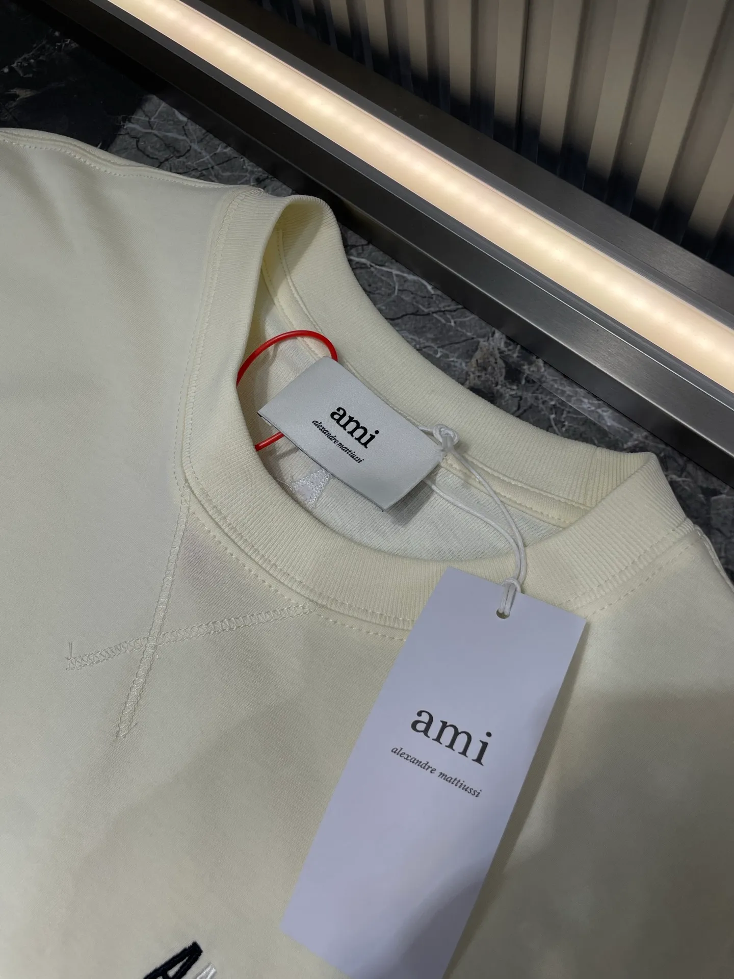 🅿️260 Ami Paris🌟【Top original order】Capsule embroidered short sleeves. Customized luxury high-precision cotton essence. Soft and delicate, comfortable and close to the skin. Indulge in the depth of black. Blue, white and red AMI capsule embroidery on the chest. The collision of blue, white and red colors is like a smart artistic symbol. It complements the rear ❤️A to add brand recognition. It uses a minimalist shape to contain the soul of fashion. Process 1: Adopt imported machine embroidery process, use advanced computer control system and precision mechanical components to realize Ami capsule three-color embroidery and ❤️A embroidery operations with high precision and smooth and delicate lines. Process 2: The fabrics are washed and have a better hand feel. Not easy to deform, not easy to shrink, not easy to fade, and maintain long-term beauty. Accessories: Customized 1:1 Ami trademark. Version: Loose version. Size: S M L XL