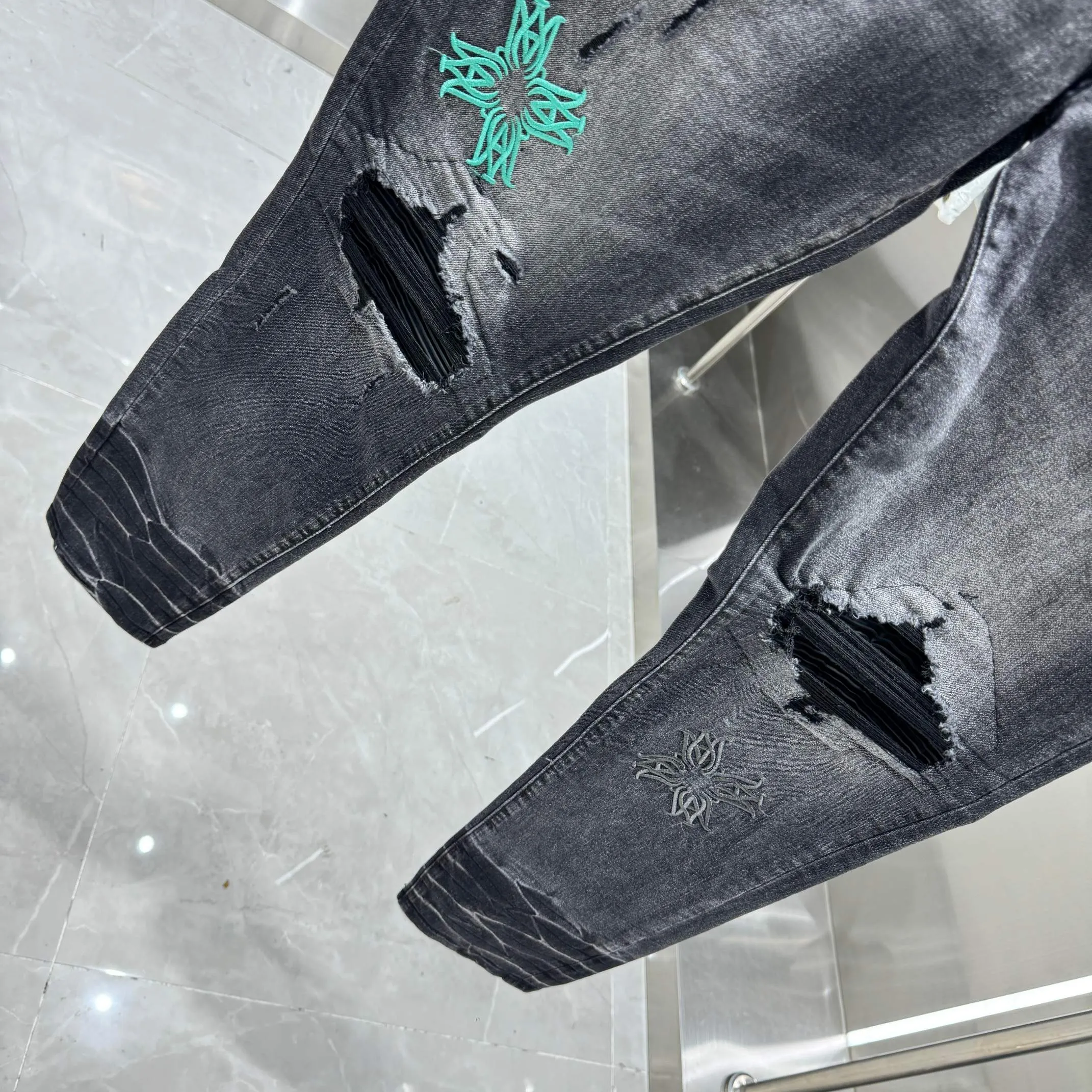 P280 Amiri ripped embroidery pattern craft street fashion slim fit stretch jeans Color Black Size 30 32 34 36 38