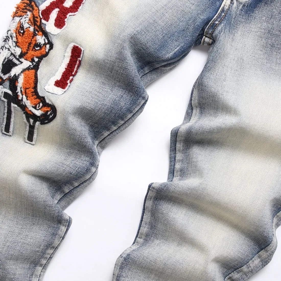 #M15 P168💰 Heavy AMIRI 24ss Embroidery Tiger🐯 High Street Jeans Slim Fit Stretch Washed Knife Cut Hole Trousers FOG High Street Men's Fashion AMIRI amiri is transliterated as Emil, which is the name of the founder. Mike Amiri, the founder of amiri, grew up in Los Angeles, USA, and was influenced by local street culture and Punk Rock since he was a child. Due to his influence, he founded the amiri brand named after himself. A variety of trendy clothing meets the needs of different fashion players. Amiri clothing has novel and unique styles and is a well-known street brand in the United States. The styles and styles of many clothes are loved by many street photographers. The various clothing styles meet the dressing needs of different people, show their unique temperament, and show the trend of dressing. amiri's jeans are relatively famous. Not only do they have many styles, but the quality of the jeans is also very good. Many celebrities have also worn amiri brand jeans. Color: Picture color Size: 30-32-34-36