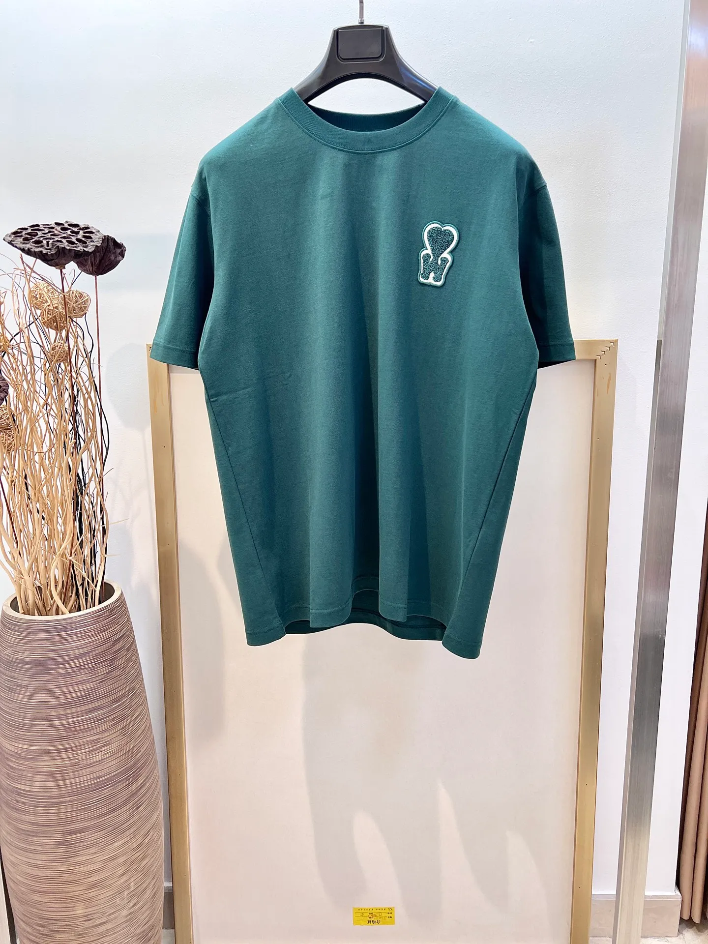 🅿️220 🌈Size: s/m/l/xl Green/khaki Couple style ASI197353825071 AMI/Amy Choi Woo-sik joint limited edition 2025FW Must-have for men Love series early spring limited edition is really not too good embroidery/back AMI embroidery heavy cotton half-sleeve T-shirt Washing method: Wrap the reverse side in a laundry bag and fast machine wash in cold water! ! Do not soak/wash in warm water!