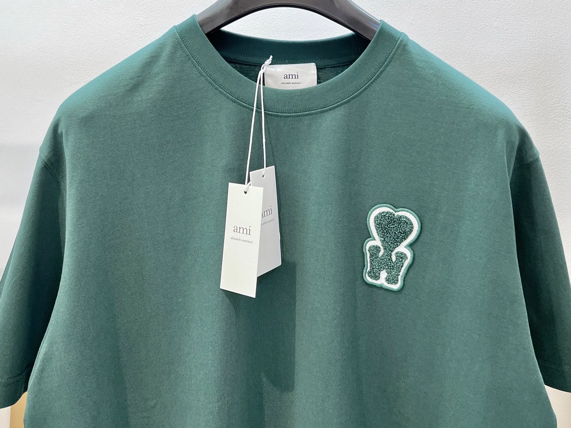 🅿️220 🌈Size: s/m/l/xl Green/khaki Couple style ASI197353825071 AMI/Amy Choi Woo-sik joint limited edition 2025FW Must-have for men Love series early spring limited edition is really not too good embroidery/back AMI embroidery heavy cotton half-sleeve T-shirt Washing method: Wrap the reverse side in a laundry bag and fast machine wash in cold water! ! Do not soak/wash in warm water!