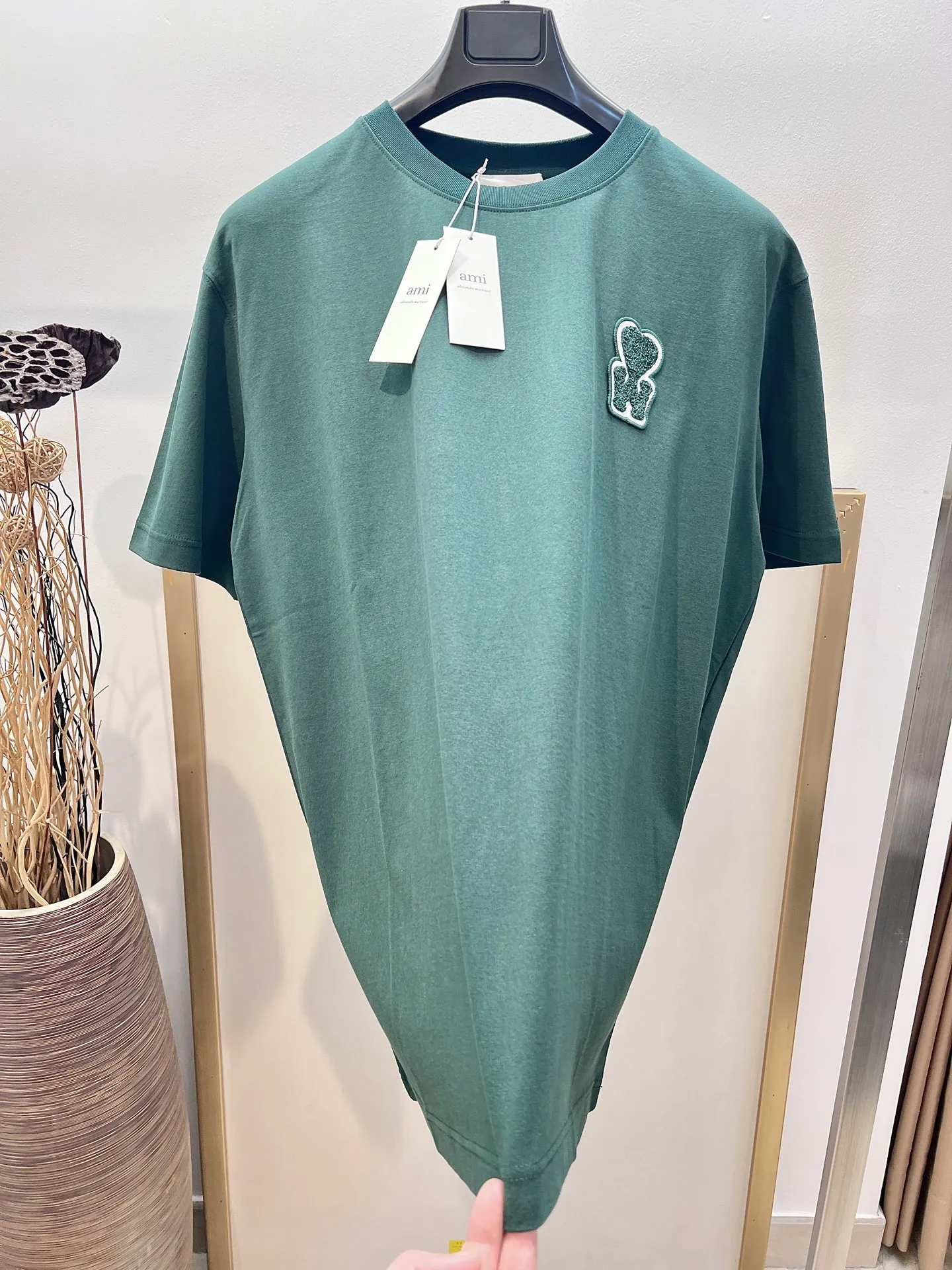 🅿️220 🌈Size: s/m/l/xl Green/khaki Couple style ASI197353825071 AMI/Amy Choi Woo-sik joint limited edition 2025FW Must-have for men Love series early spring limited edition is really not too good embroidery/back AMI embroidery heavy cotton half-sleeve T-shirt Washing method: Wrap the reverse side in a laundry bag and fast machine wash in cold water! ! Do not soak/wash in warm water!