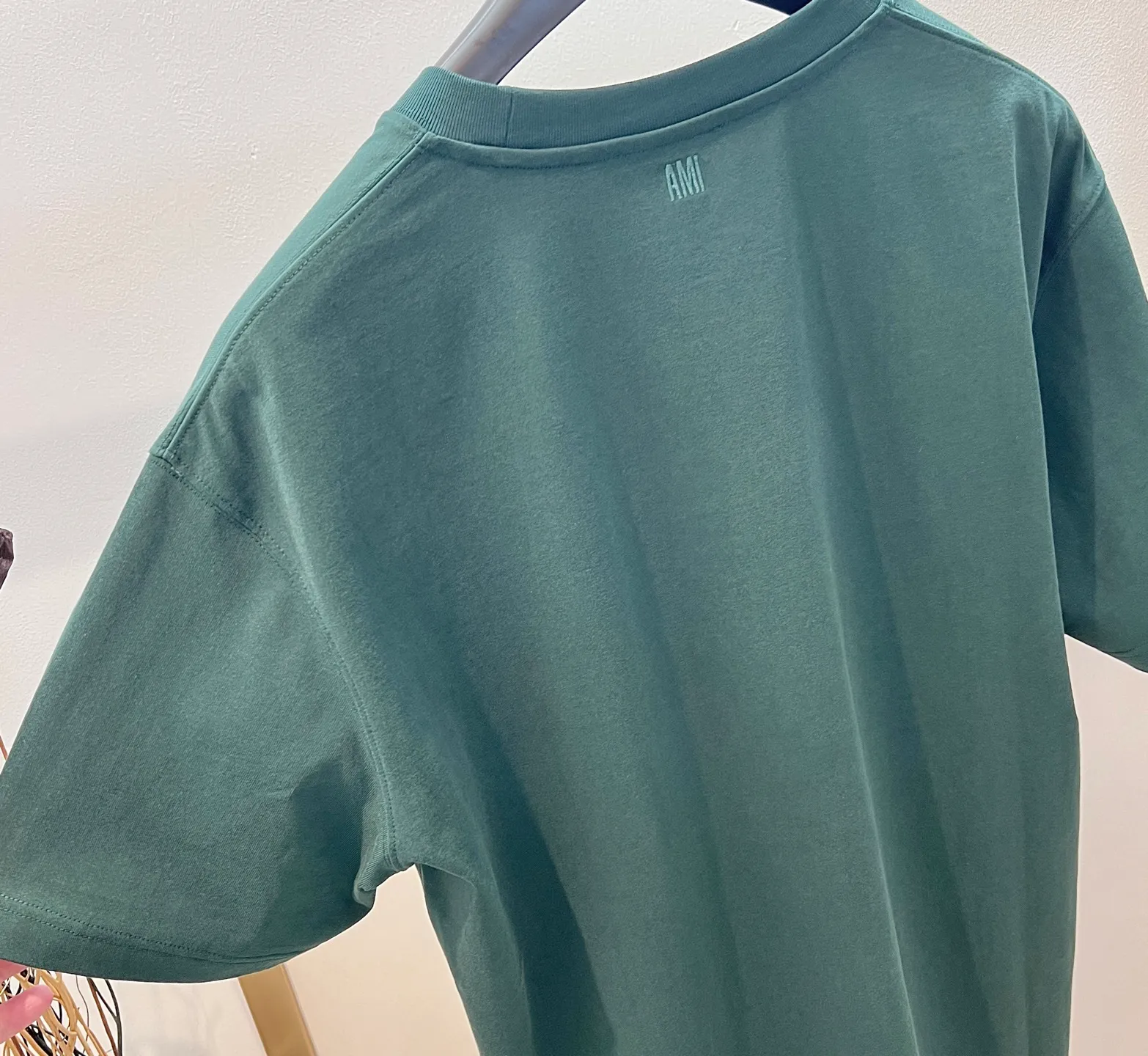 🅿️220 🌈Size: s/m/l/xl Green/khaki Couple style ASI197353825071 AMI/Amy Choi Woo-sik joint limited edition 2025FW Must-have for men Love series early spring limited edition is really not too good embroidery/back AMI embroidery heavy cotton half-sleeve T-shirt Washing method: Wrap the reverse side in a laundry bag and fast machine wash in cold water! ! Do not soak/wash in warm water!