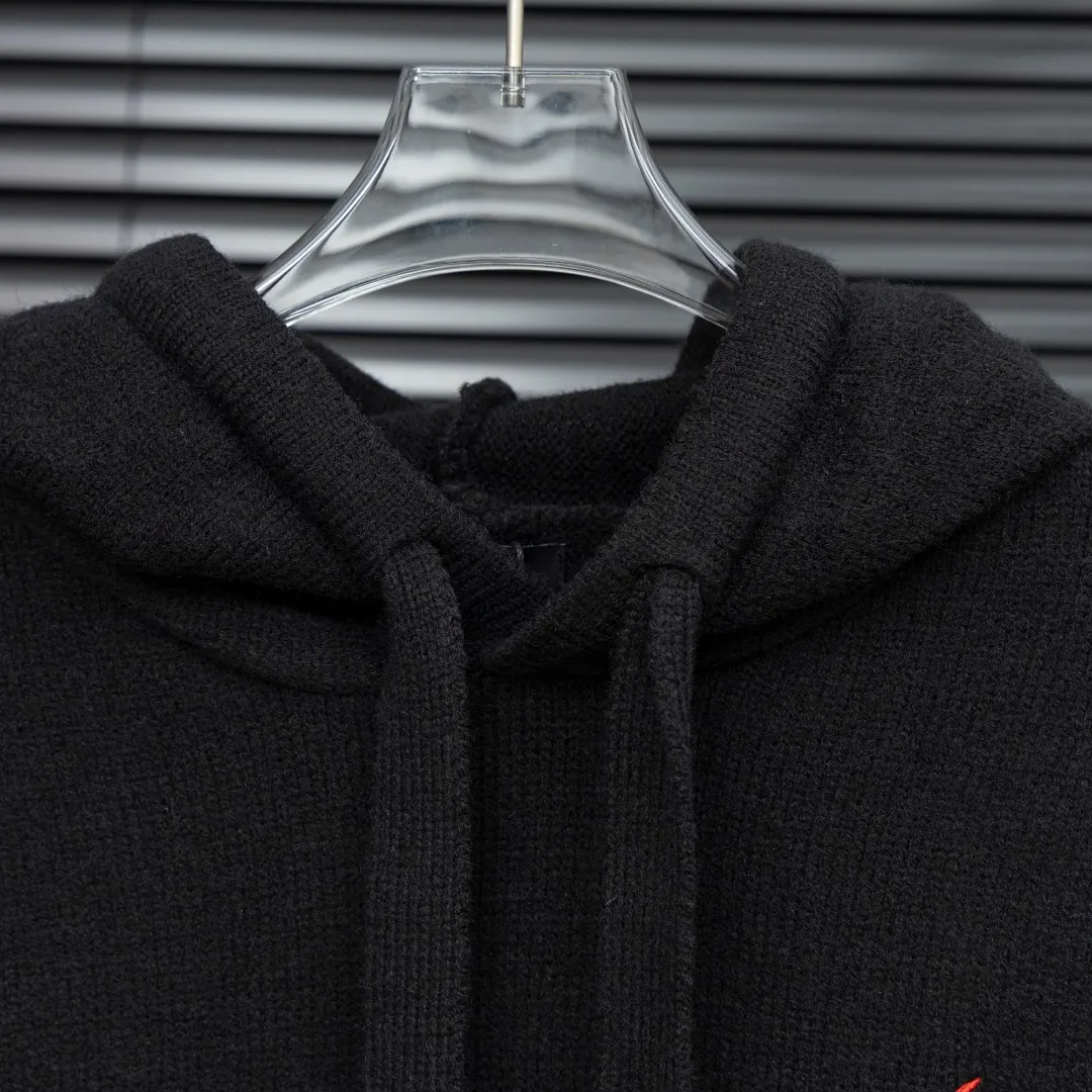 P360 Style: AMIRI Emile bone splicing hooded long-sleeved sweater Size: S-XXL Fabric: Wool blend Accessories: Full set of customized original accessories No gender distinction, same style for men and women