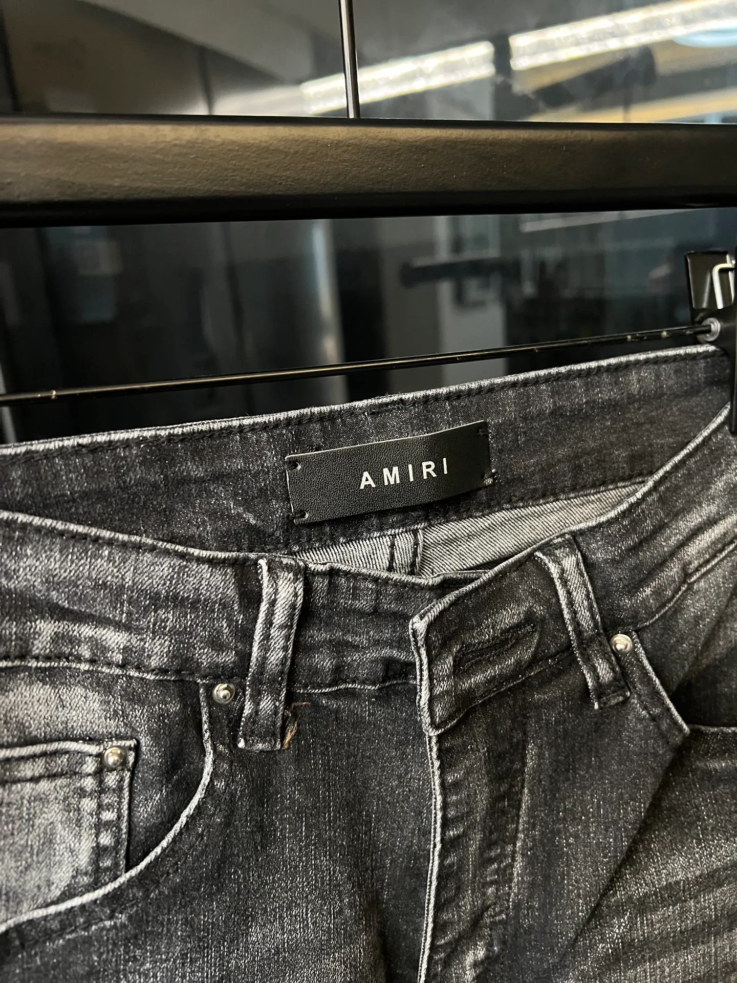 P250 [next day] Amiri MX1 25Ss Knee Knife Cut Holes Leather Washed Jeans (Black) Size: 28 30 32 34 (corresponds to s-xl) Detailed sizes can be found in Figure 9