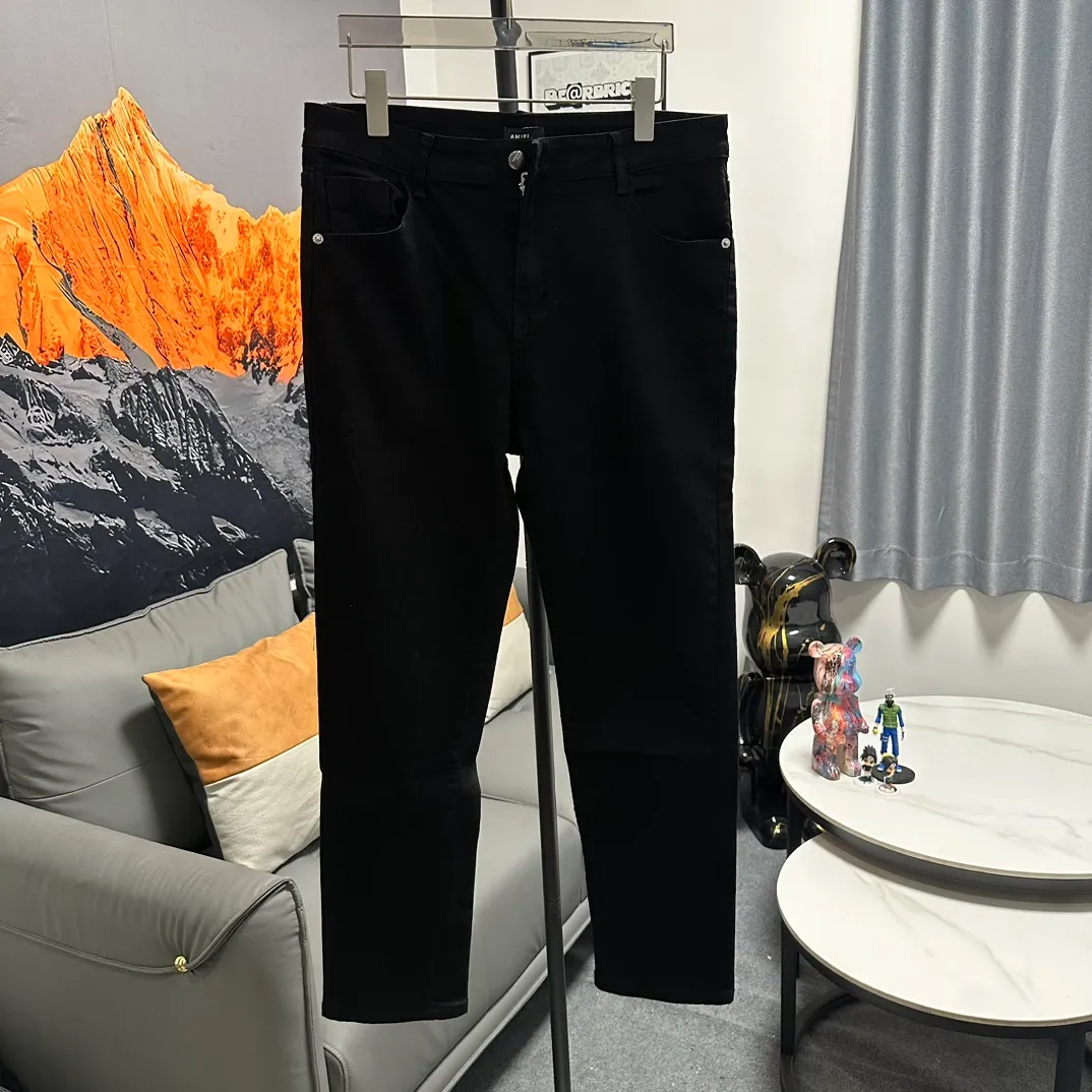 P210 AMIRI MX1 Hot Diamond High Street Jeans Slim Fit Stretch Washed Knife Cut Hole Trousers FOG High Street Men's Fashion AMIRI Black Piece Leather Hot Diamond Jeans Washed by a Ningbo Factory Front and Back The trouser legs are whiskered and faded. Full of high-end sense. Partial destruction of the knees and leather design have been used as facade design. Leather waist nameplate. Customized crotch placket hardware with engraved molding. The focus of this style is not on washing, but on the shape and pattern of damage. The secret lies in the craftsmanship of the master. The cost of post-production grinding, machining, knife cutting, etc. These hand-made products are far beyond comparison with assembly line products. Color: Black Size: 28 30 32 34 (s-XL) Detailed sizes can be found in Figure 9