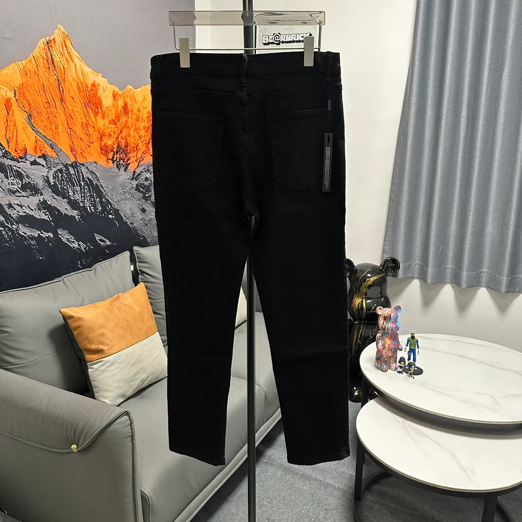 P210 AMIRI MX1 Hot Diamond High Street Jeans Slim Fit Stretch Washed Knife Cut Hole Trousers FOG High Street Men's Fashion AMIRI Black Piece Leather Hot Diamond Jeans Washed by a Ningbo Factory Front and Back The trouser legs are whiskered and faded. Full of high-end sense. Partial destruction of the knees and leather design have been used as facade design. Leather waist nameplate. Customized crotch placket hardware with engraved molding. The focus of this style is not on washing, but on the shape and pattern of damage. The secret lies in the craftsmanship of the master. The cost of post-production grinding, machining, knife cutting, etc. These hand-made products are far beyond comparison with assembly line products. Color: Black Size: 28 30 32 34 (s-XL) Detailed sizes can be found in Figure 9