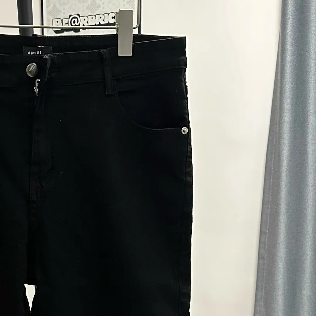 P210 AMIRI MX1 Hot Diamond High Street Jeans Slim Fit Stretch Washed Knife Cut Hole Trousers FOG High Street Men's Fashion AMIRI Black Piece Leather Hot Diamond Jeans Washed by a Ningbo Factory Front and Back The trouser legs are whiskered and faded. Full of high-end sense. Partial destruction of the knees and leather design have been used as facade design. Leather waist nameplate. Customized crotch placket hardware with engraved molding. The focus of this style is not on washing, but on the shape and pattern of damage. The secret lies in the craftsmanship of the master. The cost of post-production grinding, machining, knife cutting, etc. These hand-made products are far beyond comparison with assembly line products. Color: Black Size: 28 30 32 34 (s-XL) Detailed sizes can be found in Figure 9