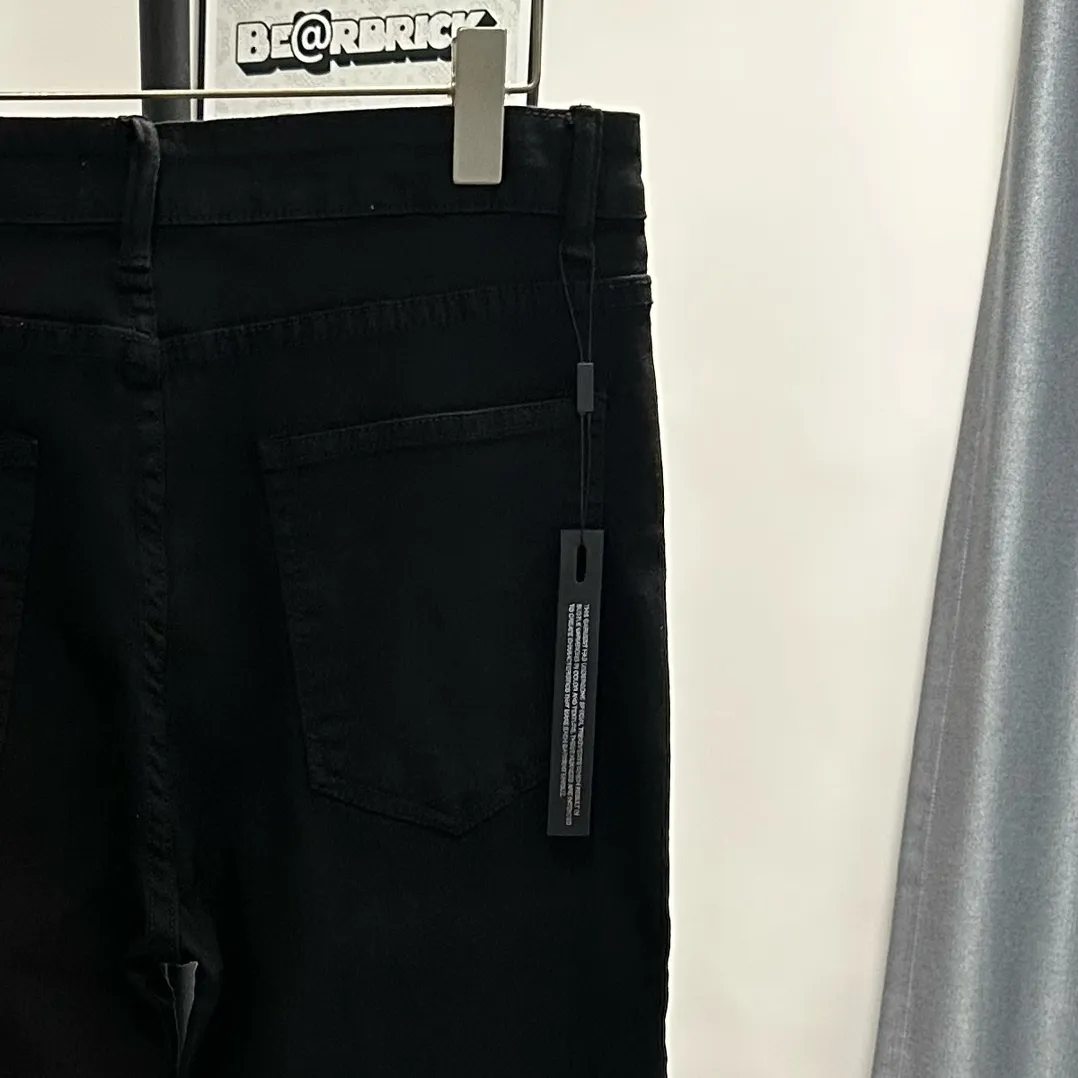 P210 AMIRI MX1 Hot Diamond High Street Jeans Slim Fit Stretch Washed Knife Cut Hole Trousers FOG High Street Men's Fashion AMIRI Black Piece Leather Hot Diamond Jeans Washed by a Ningbo Factory Front and Back The trouser legs are whiskered and faded. Full of high-end sense. Partial destruction of the knees and leather design have been used as facade design. Leather waist nameplate. Customized crotch placket hardware with engraved molding. The focus of this style is not on washing, but on the shape and pattern of damage. The secret lies in the craftsmanship of the master. The cost of post-production grinding, machining, knife cutting, etc. These hand-made products are far beyond comparison with assembly line products. Color: Black Size: 28 30 32 34 (s-XL) Detailed sizes can be found in Figure 9