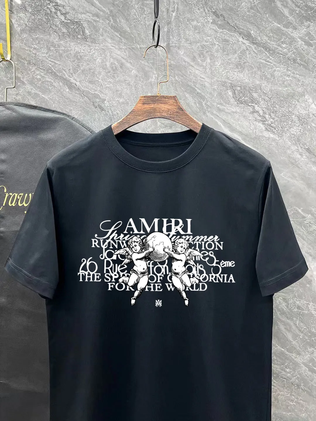 P140 AMIRI# 2025 spring and summer new style debut counter, the latest short-sleeved round neck T-shirt, high-end custom design, avant-garde and fashionable! The brand logo is designed with heavy craftsmanship. High-end customized 250g Xinjiang long-staple cotton fabric. Soft to the touch. Comfortable to wear. Exquisite stitching at the counter level. Fine workmanship. The upper body effect is incomparably handsome! A must-have item for a stylish man! Color: black. White! Size: S M L
