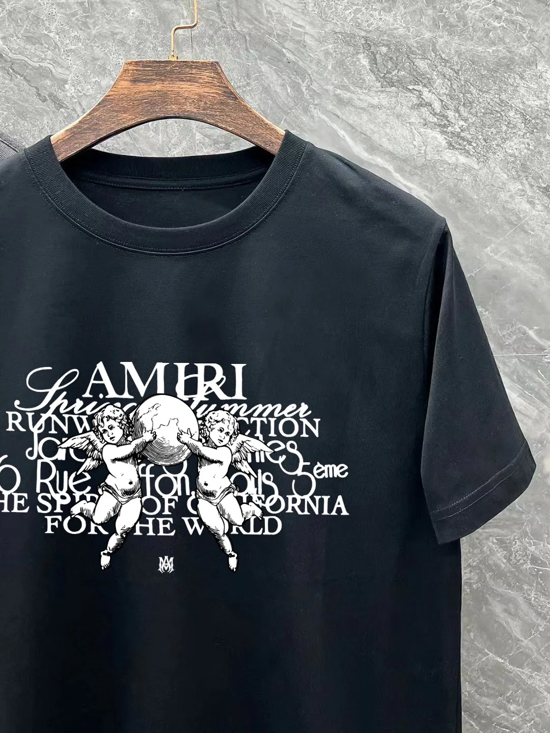 P140 AMIRI# 2025 spring and summer new style debut counter, the latest short-sleeved round neck T-shirt, high-end custom design, avant-garde and fashionable! The brand logo is designed with heavy craftsmanship. High-end customized 250g Xinjiang long-staple cotton fabric. Soft to the touch. Comfortable to wear. Exquisite stitching at the counter level. Fine workmanship. The upper body effect is incomparably handsome! A must-have item for a stylish man! Color: black. White! Size: S M L