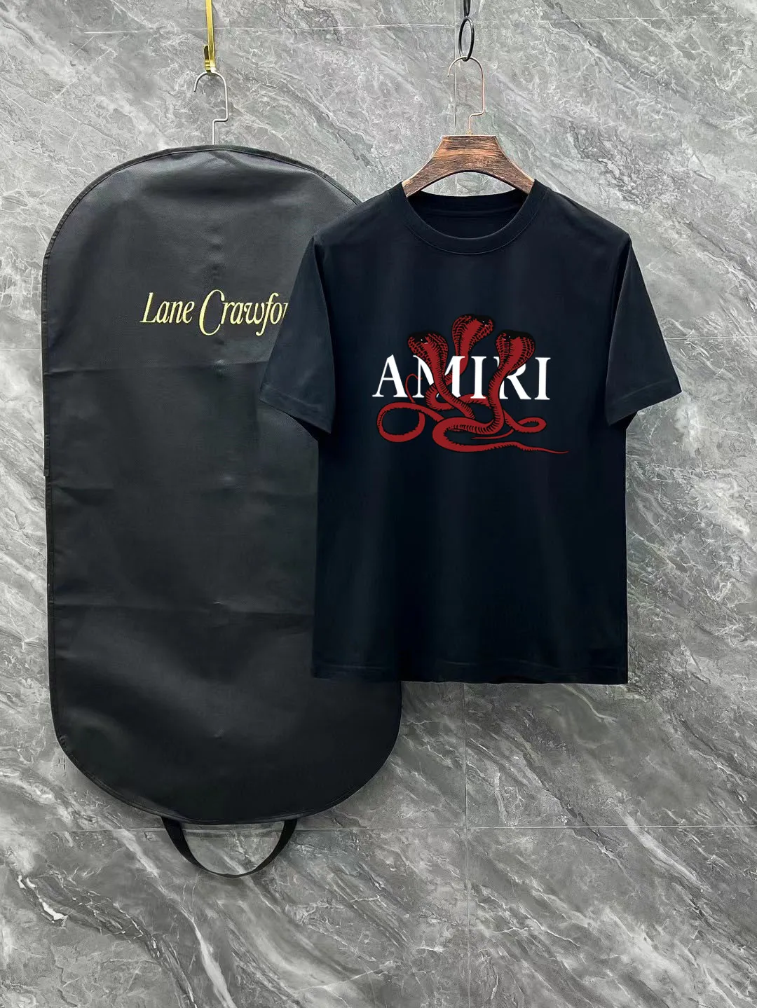 P140 AMIRI# 2025 spring and summer new style debut counter, the latest short-sleeved round neck T-shirt, high-end custom design, avant-garde and fashionable! The brand logo is designed with heavy craftsmanship. High-end customized 260g fabric. Soft to the touch. Comfortable to wear. Exquisite stitching at the counter level. Fine workmanship. The upper body effect is incomparably handsome! A must-have item for a stylish man! Color: black. White! Size: S-2XL
