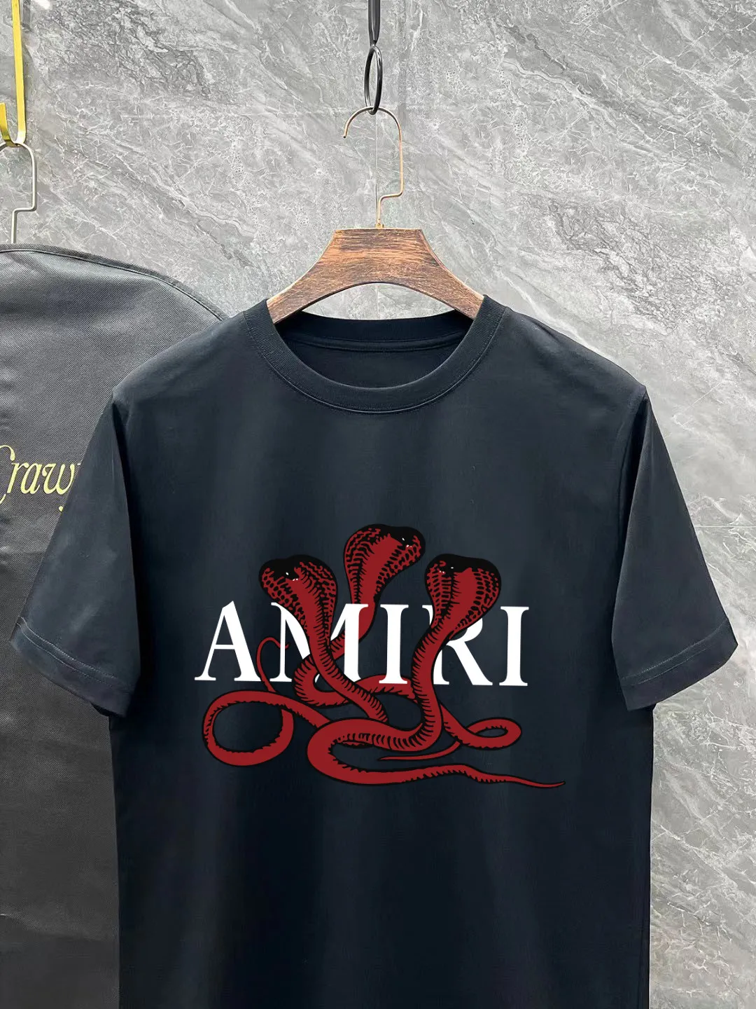 P140 AMIRI# 2025 spring and summer new style debut counter, the latest short-sleeved round neck T-shirt, high-end custom design, avant-garde and fashionable! The brand logo is designed with heavy craftsmanship. High-end customized 260g fabric. Soft to the touch. Comfortable to wear. Exquisite stitching at the counter level. Fine workmanship. The upper body effect is incomparably handsome! A must-have item for a stylish man! Color: black. White! Size: S-2XL
