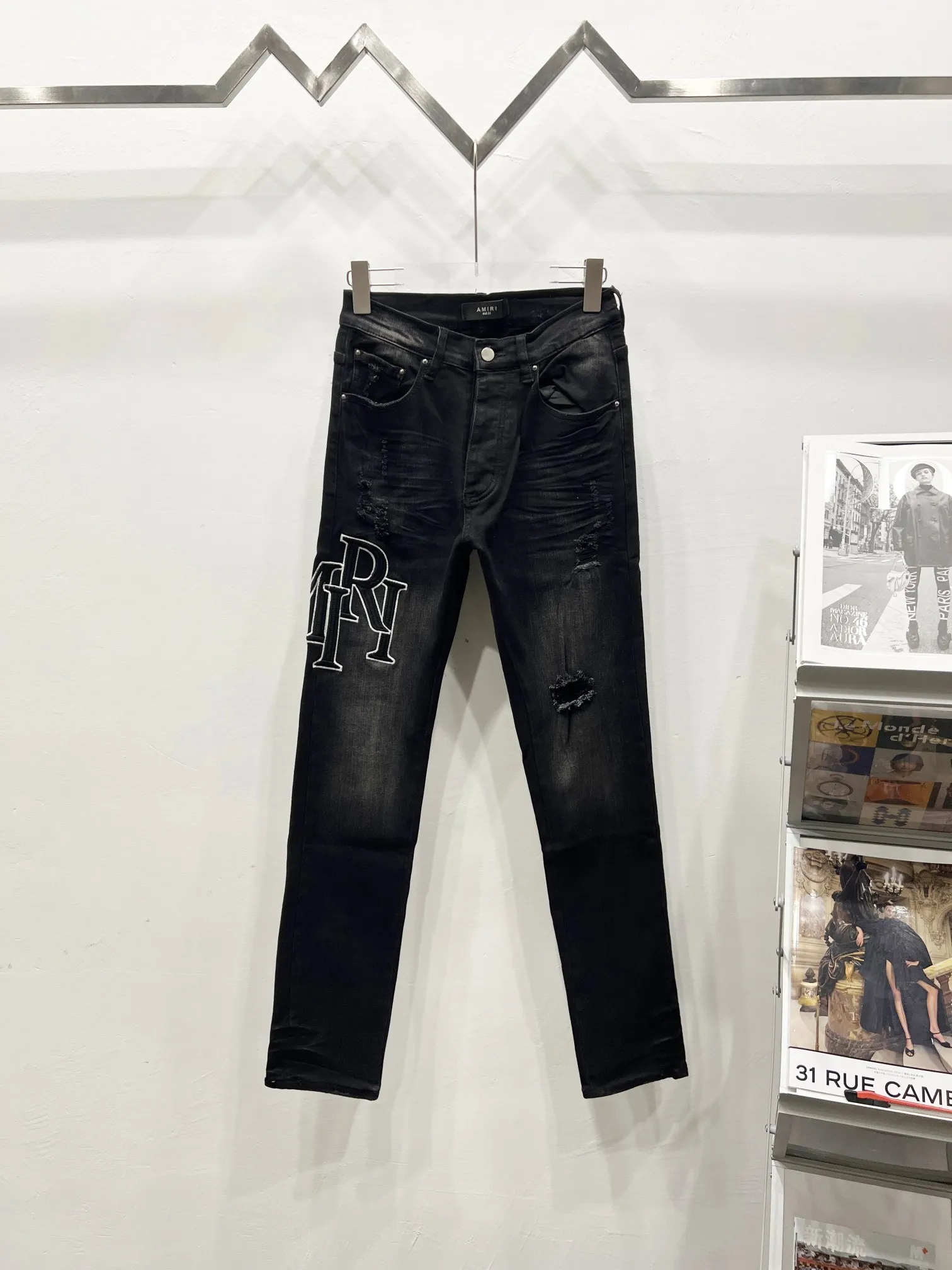 P230 Style number: (c051) AMIRI & AMIRI new jeans with embroidered logo, washed holes pattern, denim leg hems, stretch denim trousers, same style for men and women. Accessories: Complete accessories, all in original packaging, two hang tags to distinguish the low-end version. The hardware is all standard to the original original with logo aluminum alloy buckle, and every detail is consistent with any version on the market. Fabric: Authentic pattern making, standard to authentic, custom-made imported fabrics using unique washing and dyeing methods, and individually hand-finished. - Hand-painted ripped micro-elastic jeans Color: black Size: 28 30 32 34 36