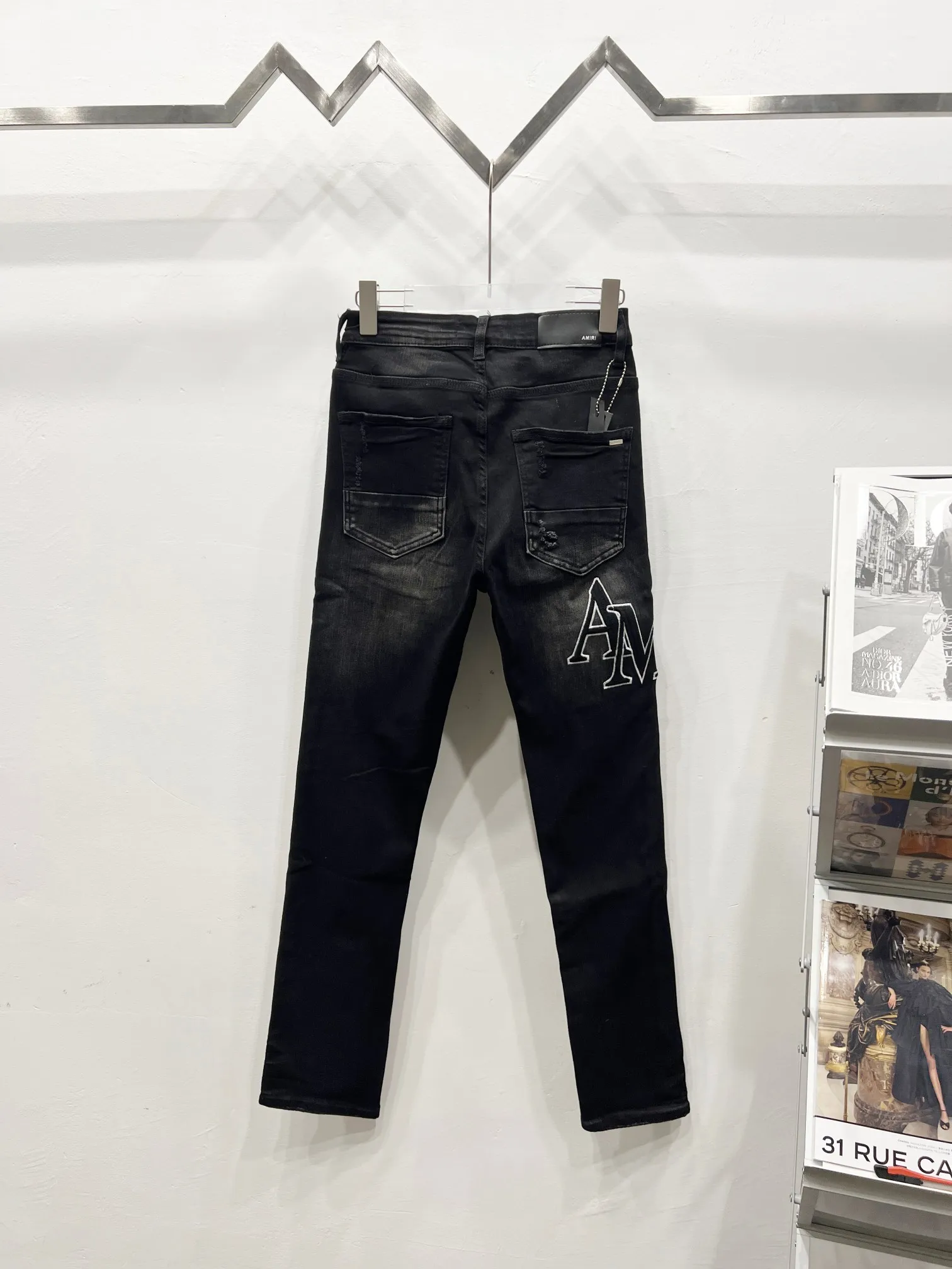 P230 Style number: (c051) AMIRI & AMIRI new jeans with embroidered logo, washed holes pattern, denim leg hems, stretch denim trousers, same style for men and women. Accessories: Complete accessories, all in original packaging, two hang tags to distinguish the low-end version. The hardware is all standard to the original original with logo aluminum alloy buckle, and every detail is consistent with any version on the market. Fabric: Authentic pattern making, standard to authentic, custom-made imported fabrics using unique washing and dyeing methods, and individually hand-finished. - Hand-painted ripped micro-elastic jeans Color: black Size: 28 30 32 34 36