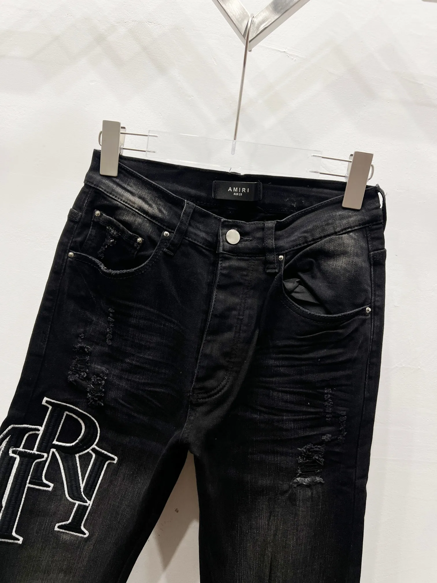 P230 Style number: (c051) AMIRI & AMIRI new jeans with embroidered logo, washed holes pattern, denim leg hems, stretch denim trousers, same style for men and women. Accessories: Complete accessories, all in original packaging, two hang tags to distinguish the low-end version. The hardware is all standard to the original original with logo aluminum alloy buckle, and every detail is consistent with any version on the market. Fabric: Authentic pattern making, standard to authentic, custom-made imported fabrics using unique washing and dyeing methods, and individually hand-finished. - Hand-painted ripped micro-elastic jeans Color: black Size: 28 30 32 34 36