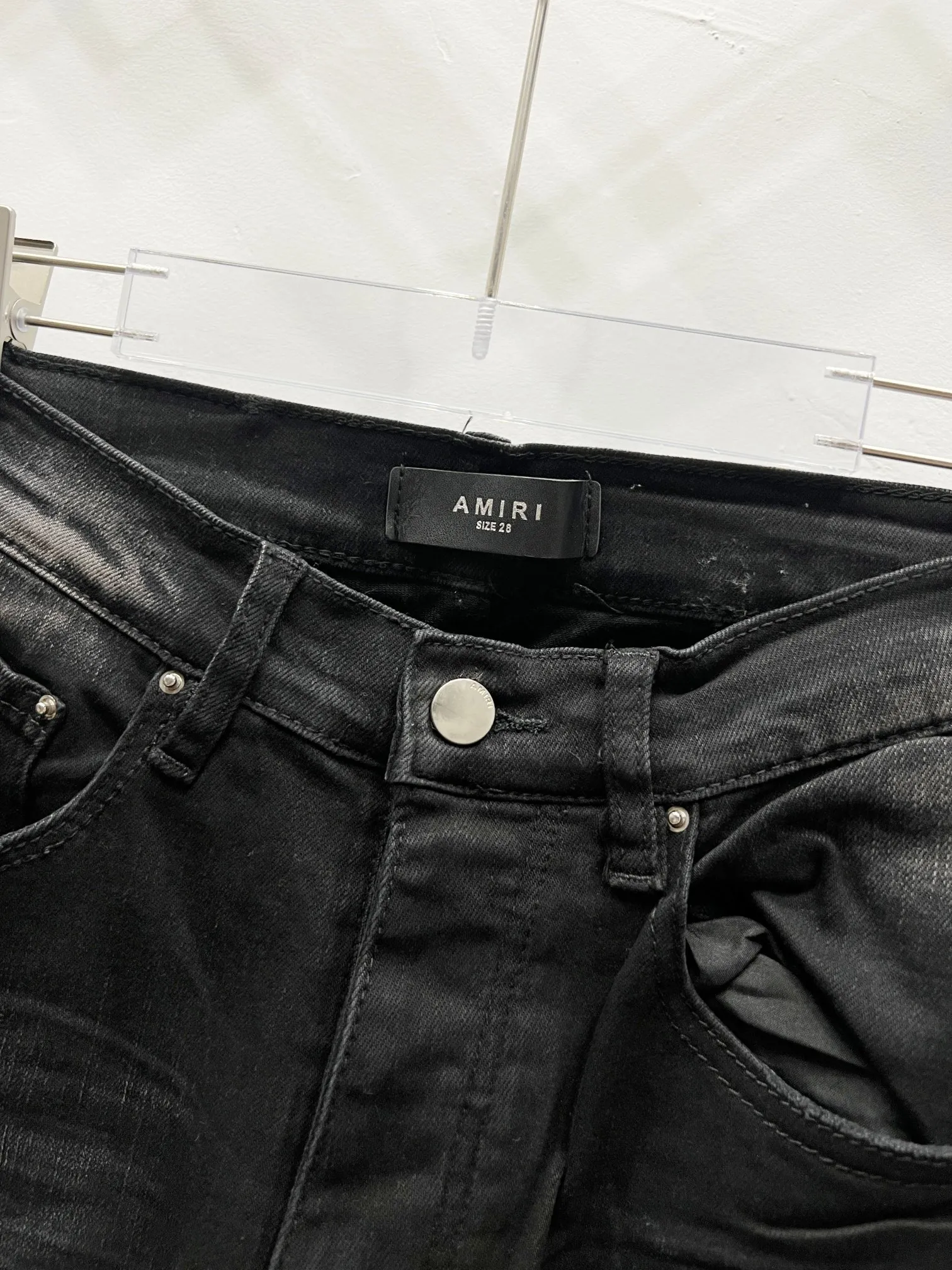 P230 Style number: (c051) AMIRI & AMIRI new jeans with embroidered logo, washed holes pattern, denim leg hems, stretch denim trousers, same style for men and women. Accessories: Complete accessories, all in original packaging, two hang tags to distinguish the low-end version. The hardware is all standard to the original original with logo aluminum alloy buckle, and every detail is consistent with any version on the market. Fabric: Authentic pattern making, standard to authentic, custom-made imported fabrics using unique washing and dyeing methods, and individually hand-finished. - Hand-painted ripped micro-elastic jeans Color: black Size: 28 30 32 34 36