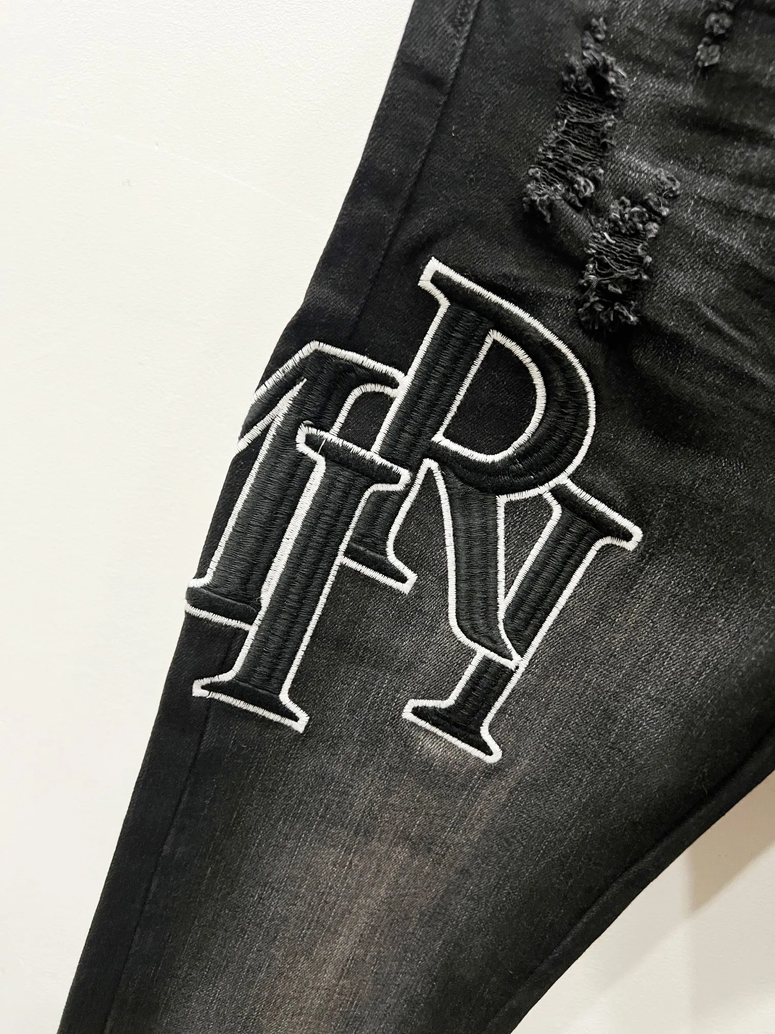 P230 Style number: (c051) AMIRI & AMIRI new jeans with embroidered logo, washed holes pattern, denim leg hems, stretch denim trousers, same style for men and women. Accessories: Complete accessories, all in original packaging, two hang tags to distinguish the low-end version. The hardware is all standard to the original original with logo aluminum alloy buckle, and every detail is consistent with any version on the market. Fabric: Authentic pattern making, standard to authentic, custom-made imported fabrics using unique washing and dyeing methods, and individually hand-finished. - Hand-painted ripped micro-elastic jeans Color: black Size: 28 30 32 34 36