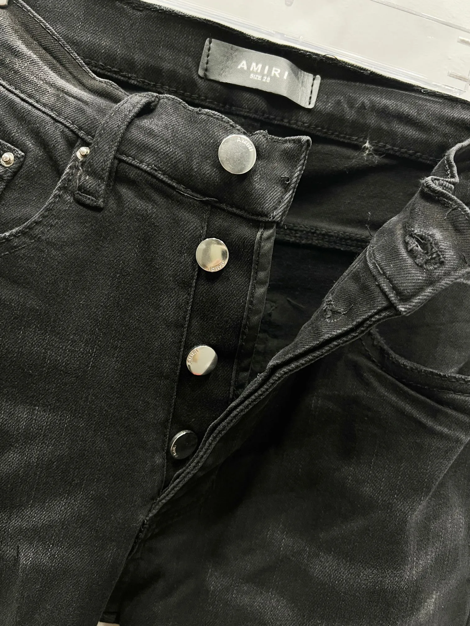 P230 Style number: (c051) AMIRI & AMIRI new jeans with embroidered logo, washed holes pattern, denim leg hems, stretch denim trousers, same style for men and women. Accessories: Complete accessories, all in original packaging, two hang tags to distinguish the low-end version. The hardware is all standard to the original original with logo aluminum alloy buckle, and every detail is consistent with any version on the market. Fabric: Authentic pattern making, standard to authentic, custom-made imported fabrics using unique washing and dyeing methods, and individually hand-finished. - Hand-painted ripped micro-elastic jeans Color: black Size: 28 30 32 34 36